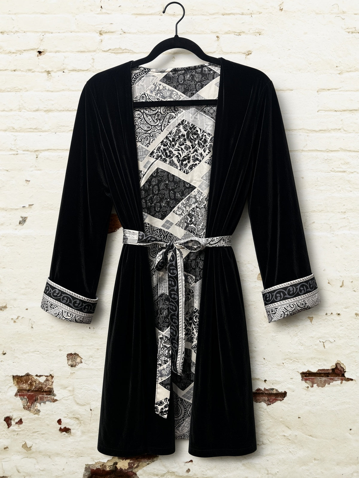 Kimono Corto Reversible – Terciopelo Negro & Seda Estampada