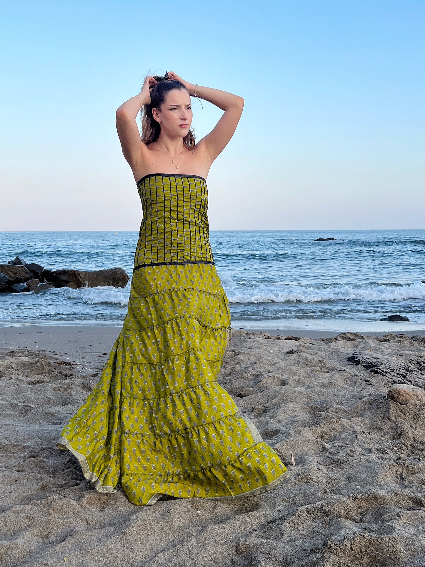 Vestido palabra de honor en seda reciclada con estampado artístico
