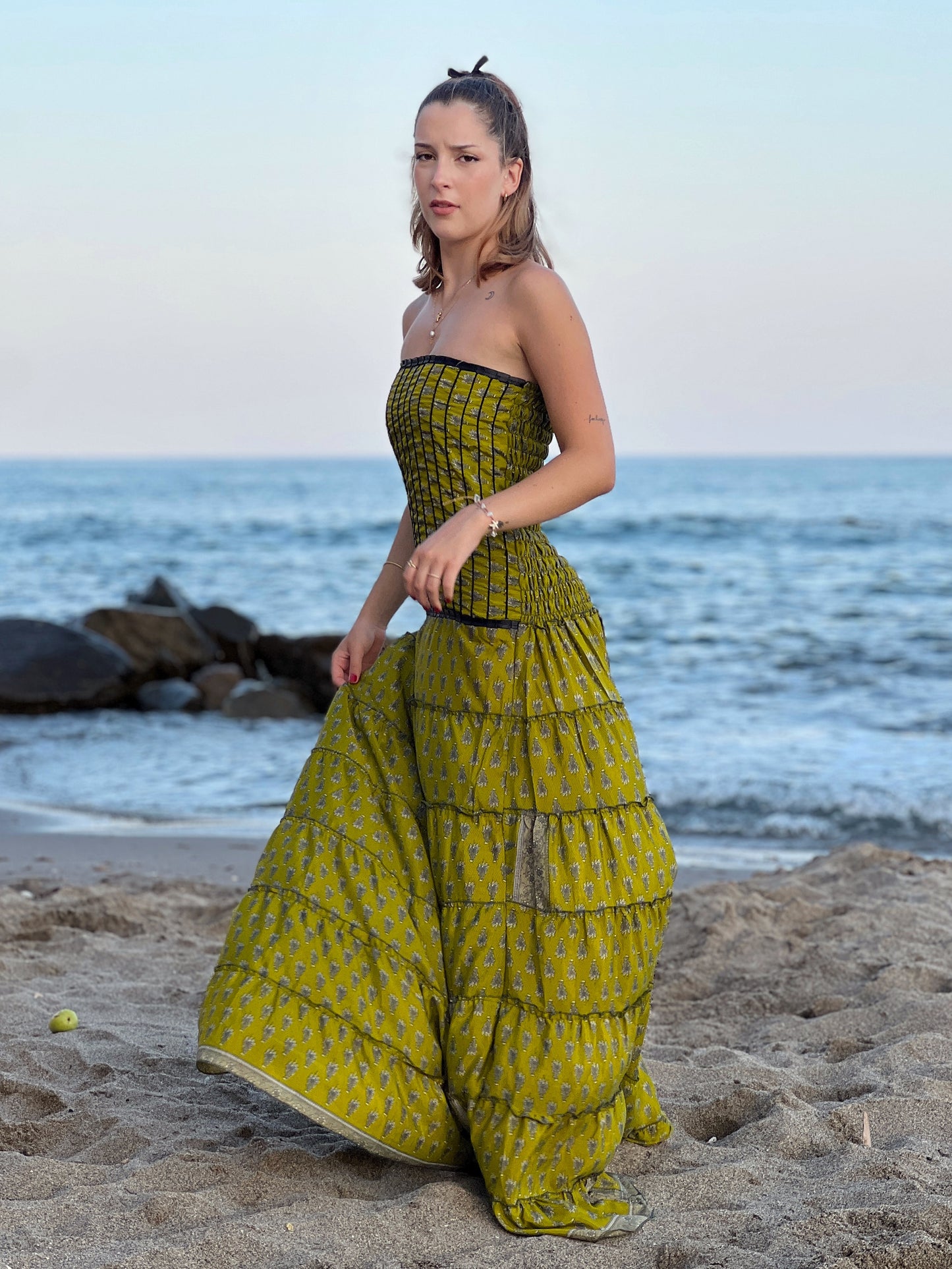 Vestido palabra de honor en seda reciclada con estampado artístico