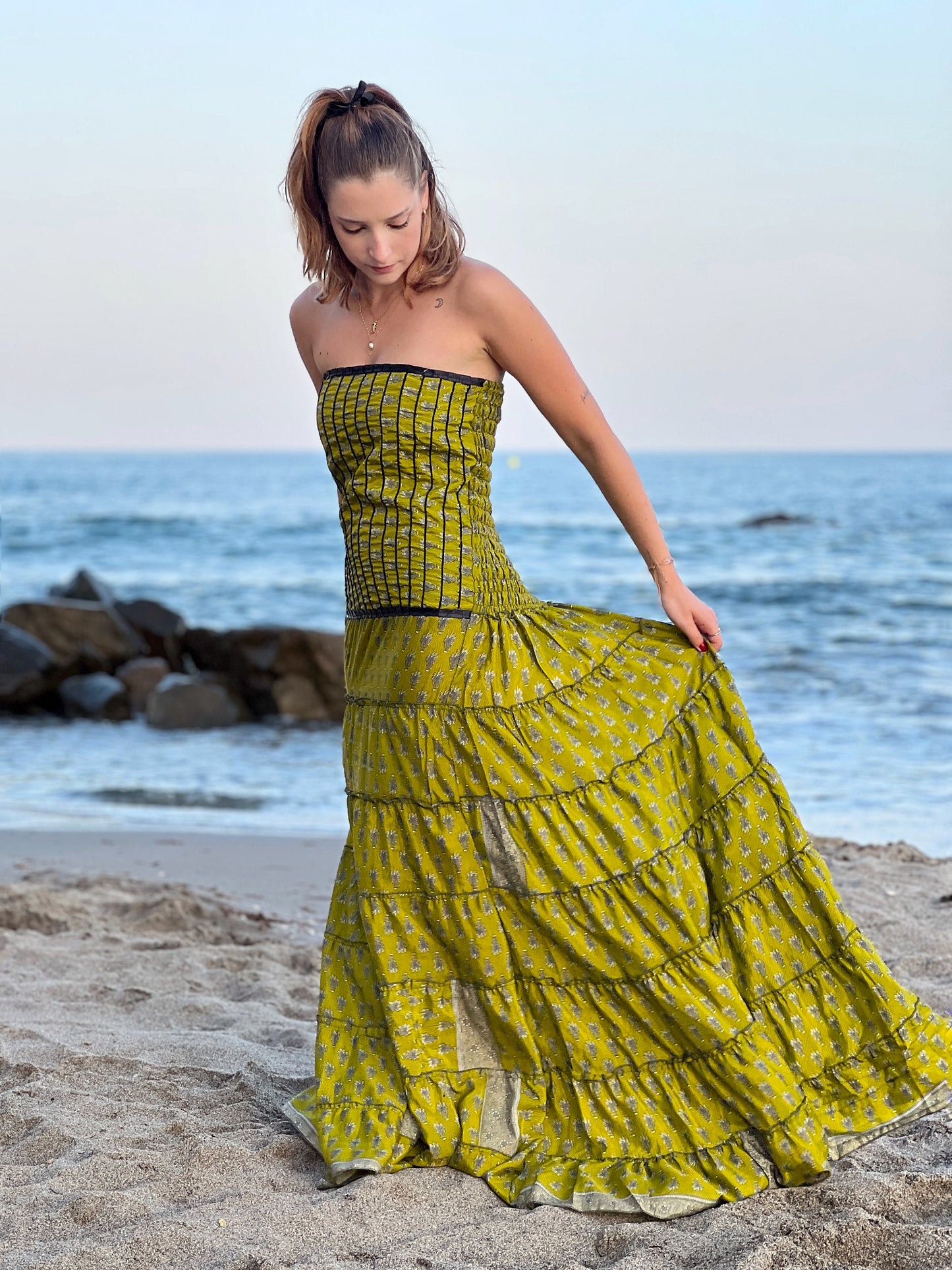 Vestido palabra de honor en seda reciclada con estampado artístico