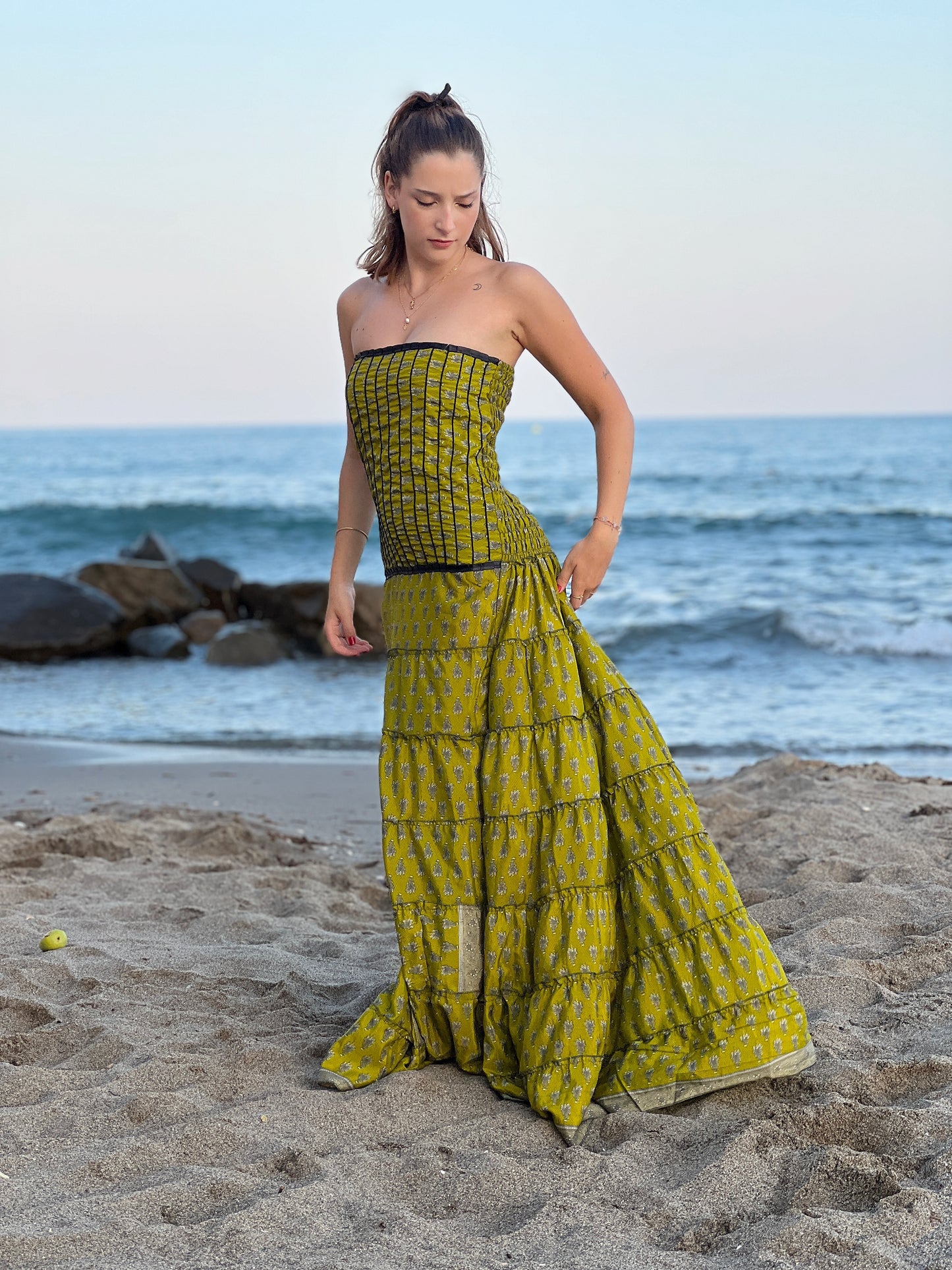 Vestido palabra de honor en seda reciclada con estampado artístico