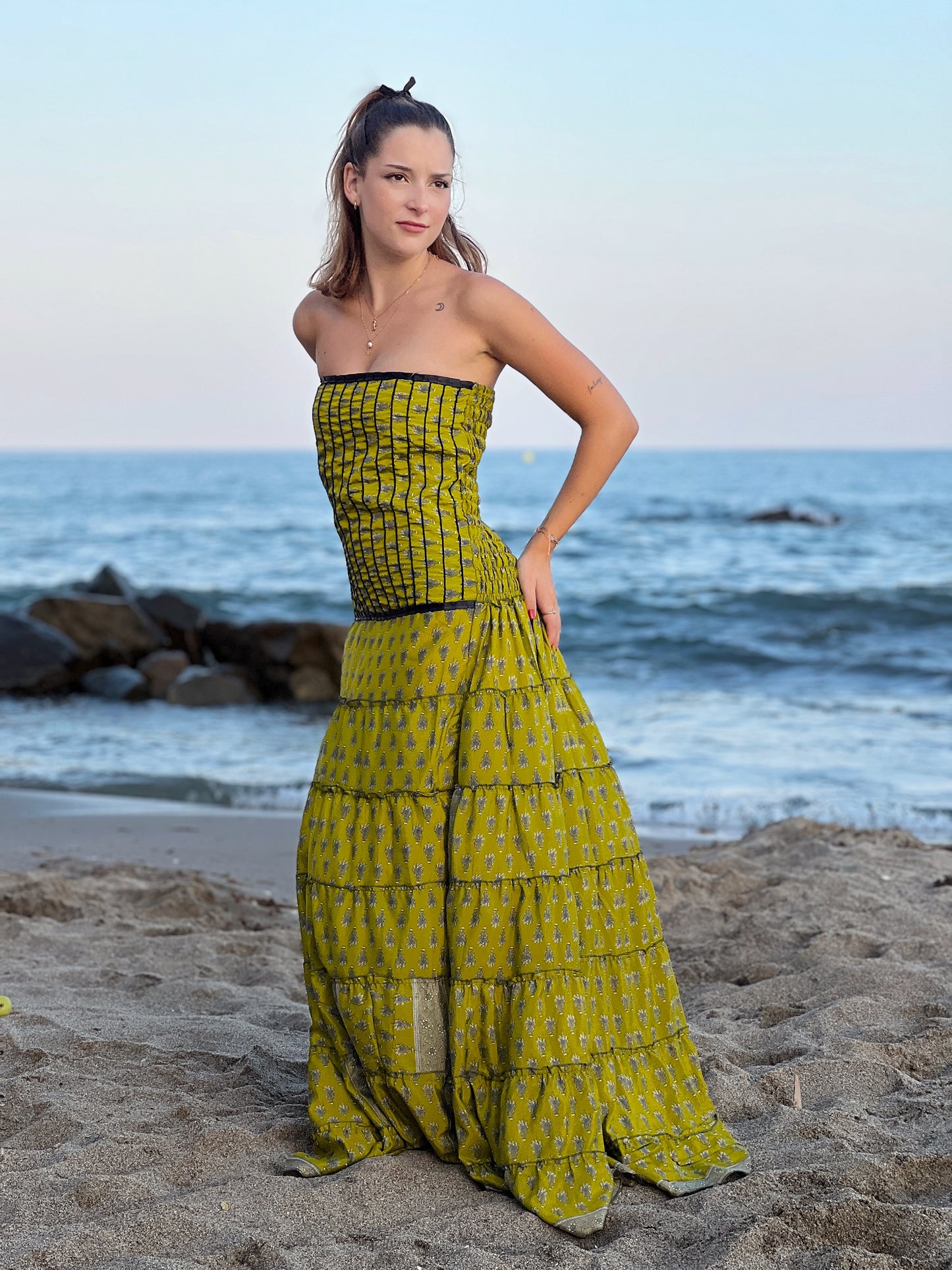 Vestido palabra de honor en seda reciclada con estampado artístico