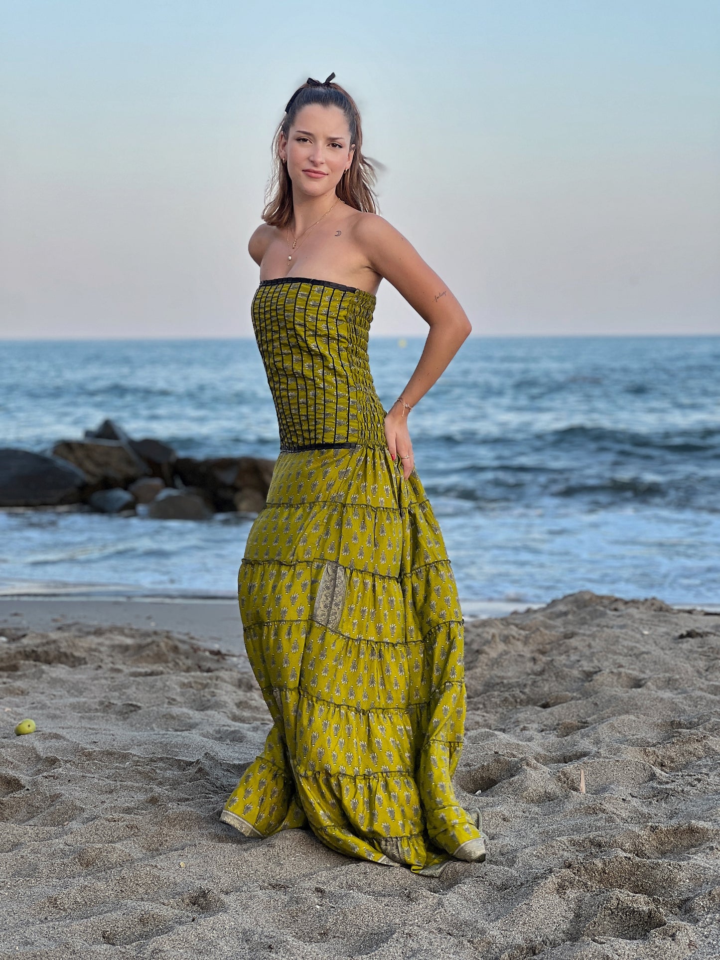 Vestido palabra de honor en seda reciclada con estampado artístico