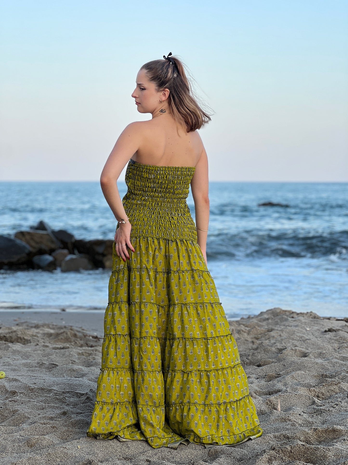 Vestido palabra de honor en seda reciclada con estampado artístico