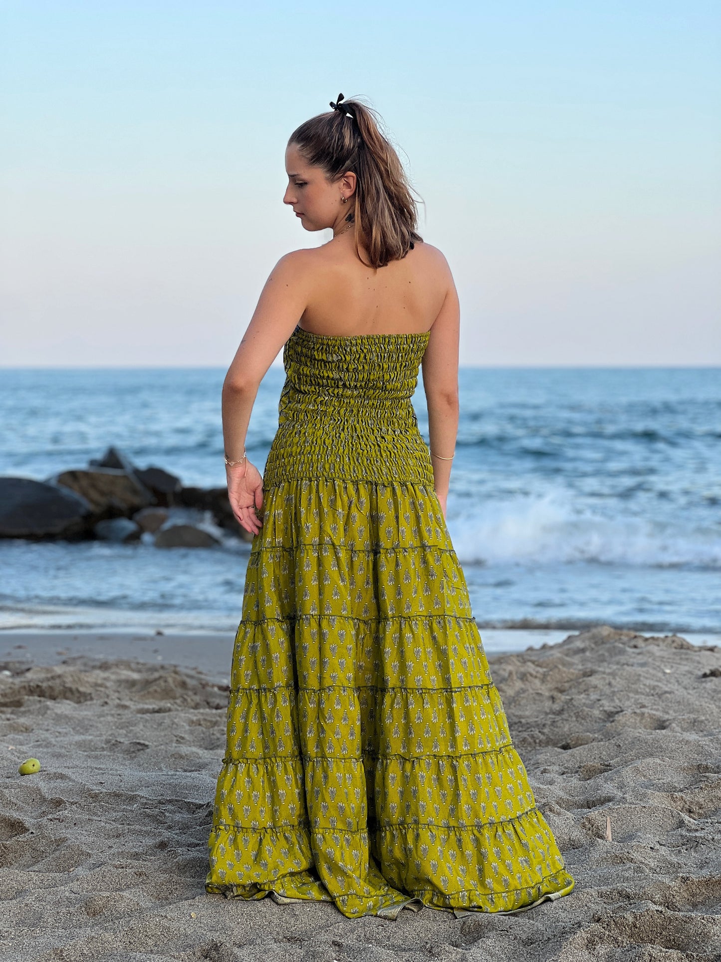 Vestido palabra de honor en seda reciclada con estampado artístico