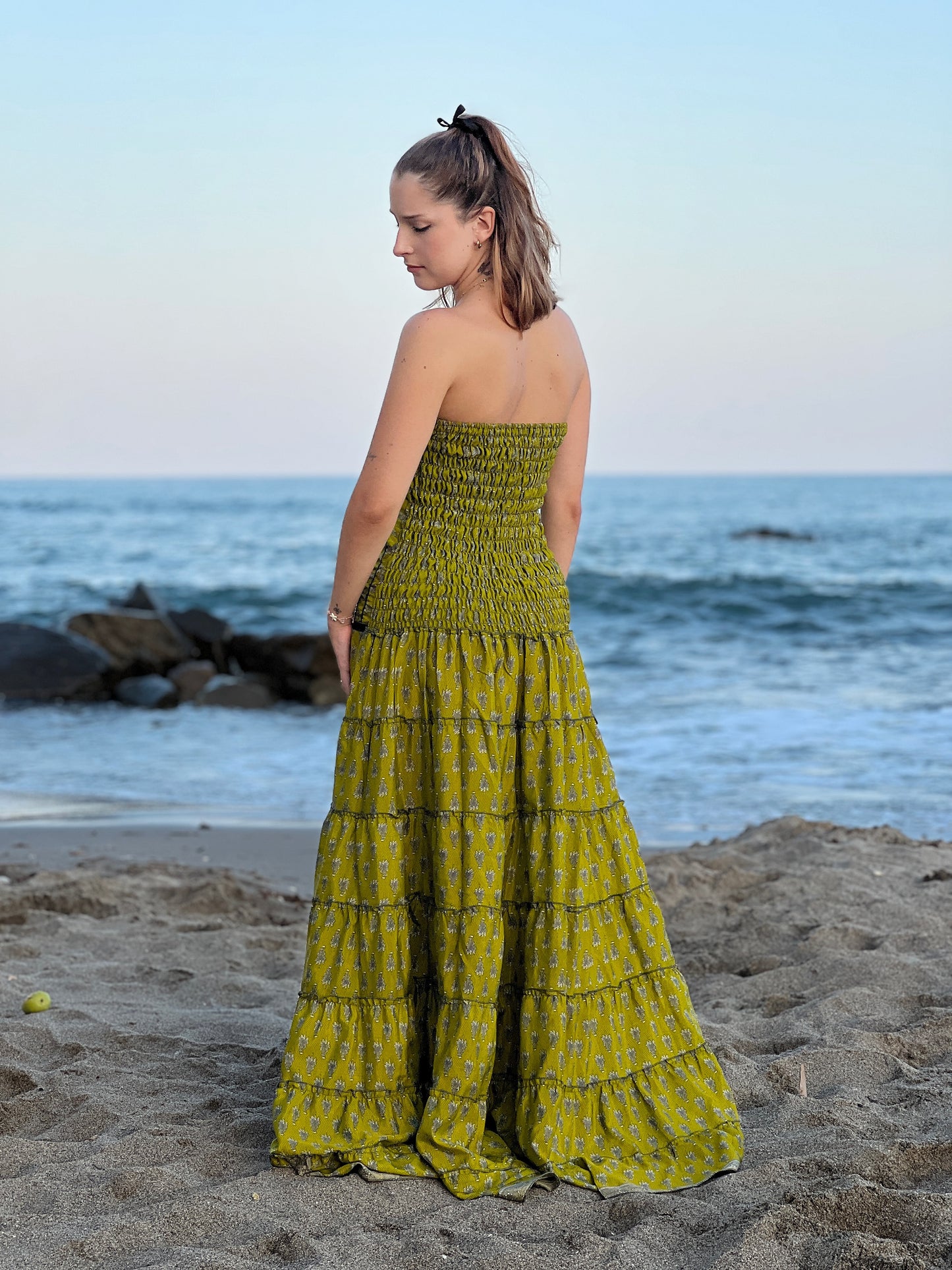 Vestido palabra de honor en seda reciclada con estampado artístico