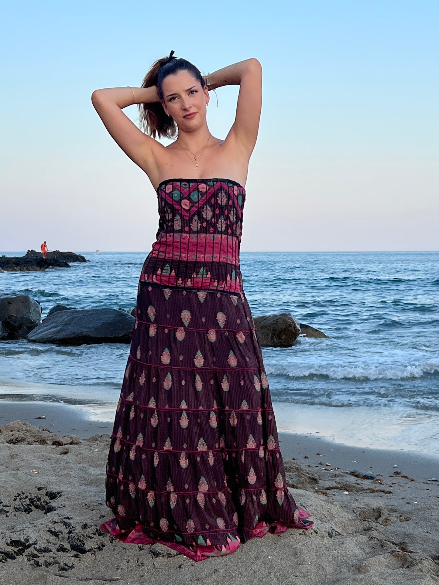 Vestido palabra de honor en seda reciclada con estampado romántico