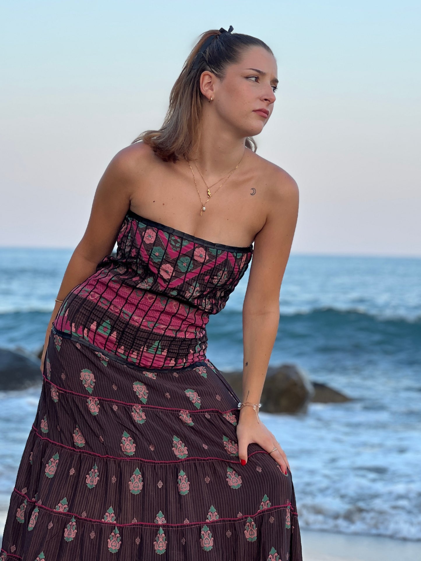 Vestido palabra de honor en seda reciclada con estampado romántico