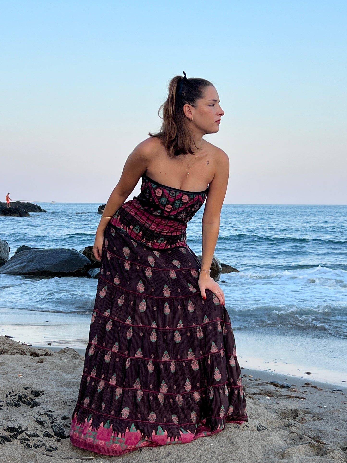 Vestido palabra de honor en seda reciclada con estampado romántico