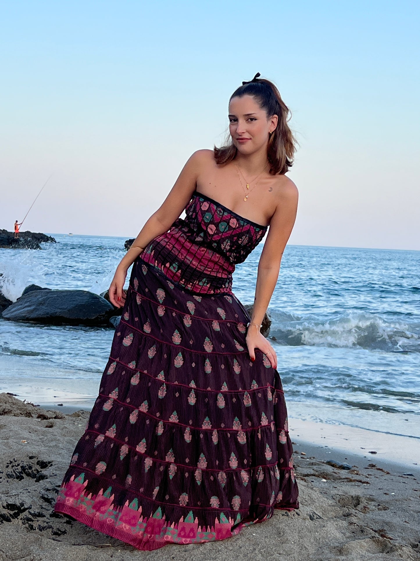 Vestido palabra de honor en seda reciclada con estampado romántico