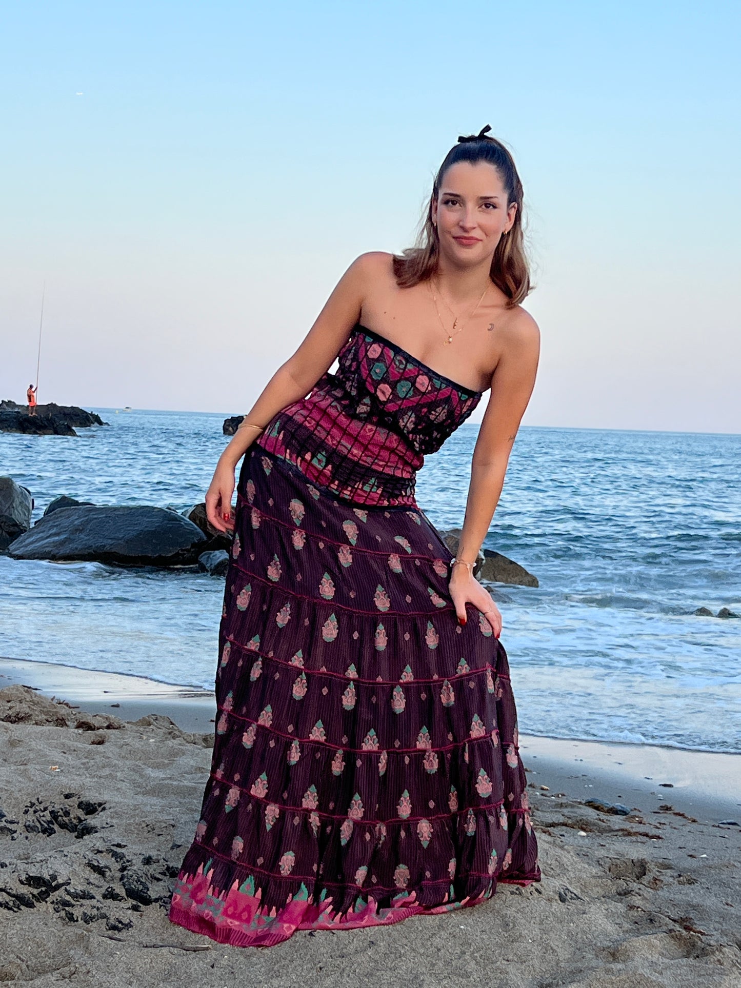 Vestido palabra de honor en seda reciclada con estampado romántico