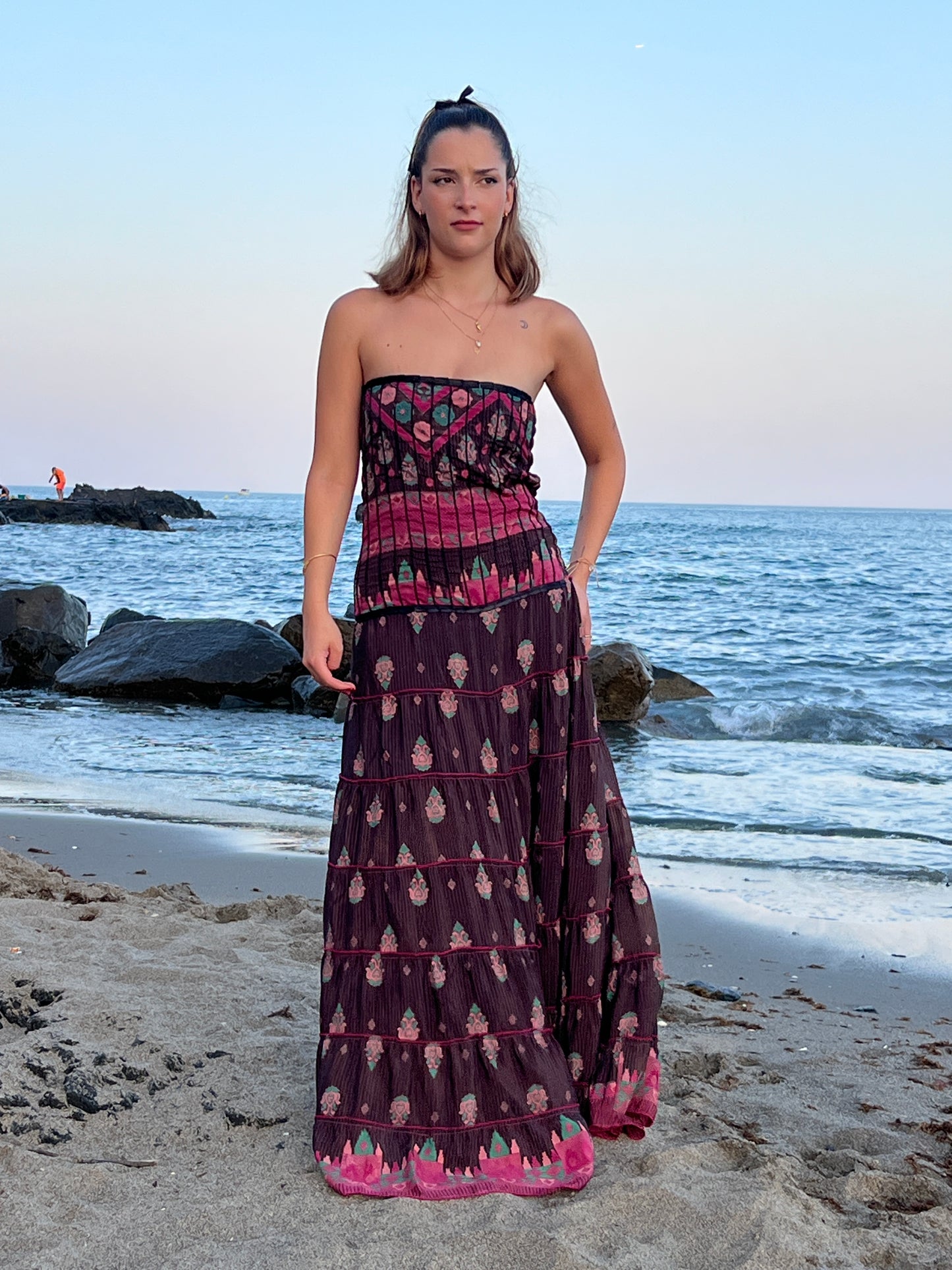 Vestido palabra de honor en seda reciclada con estampado romántico