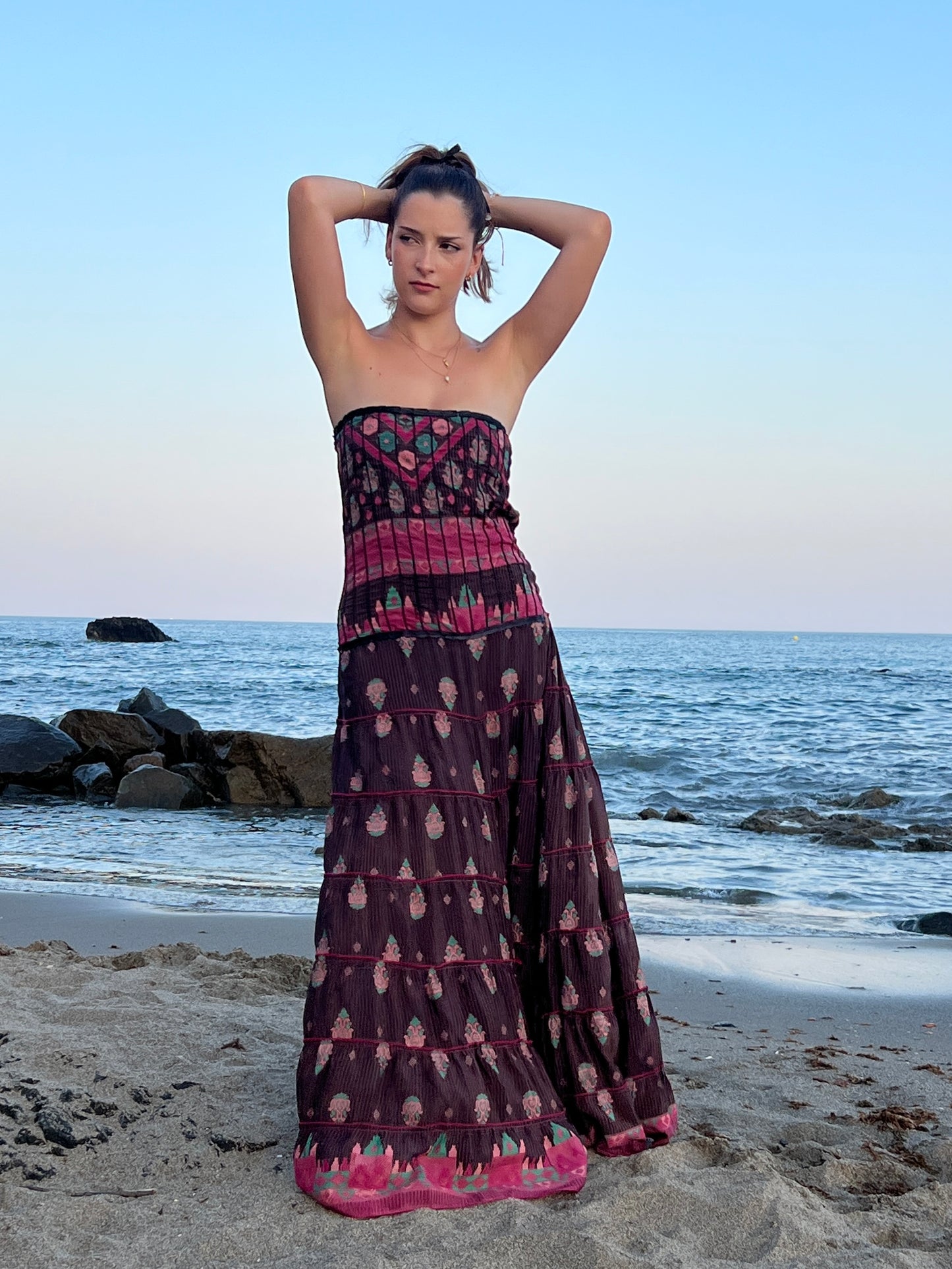 Vestido palabra de honor en seda reciclada con estampado romántico