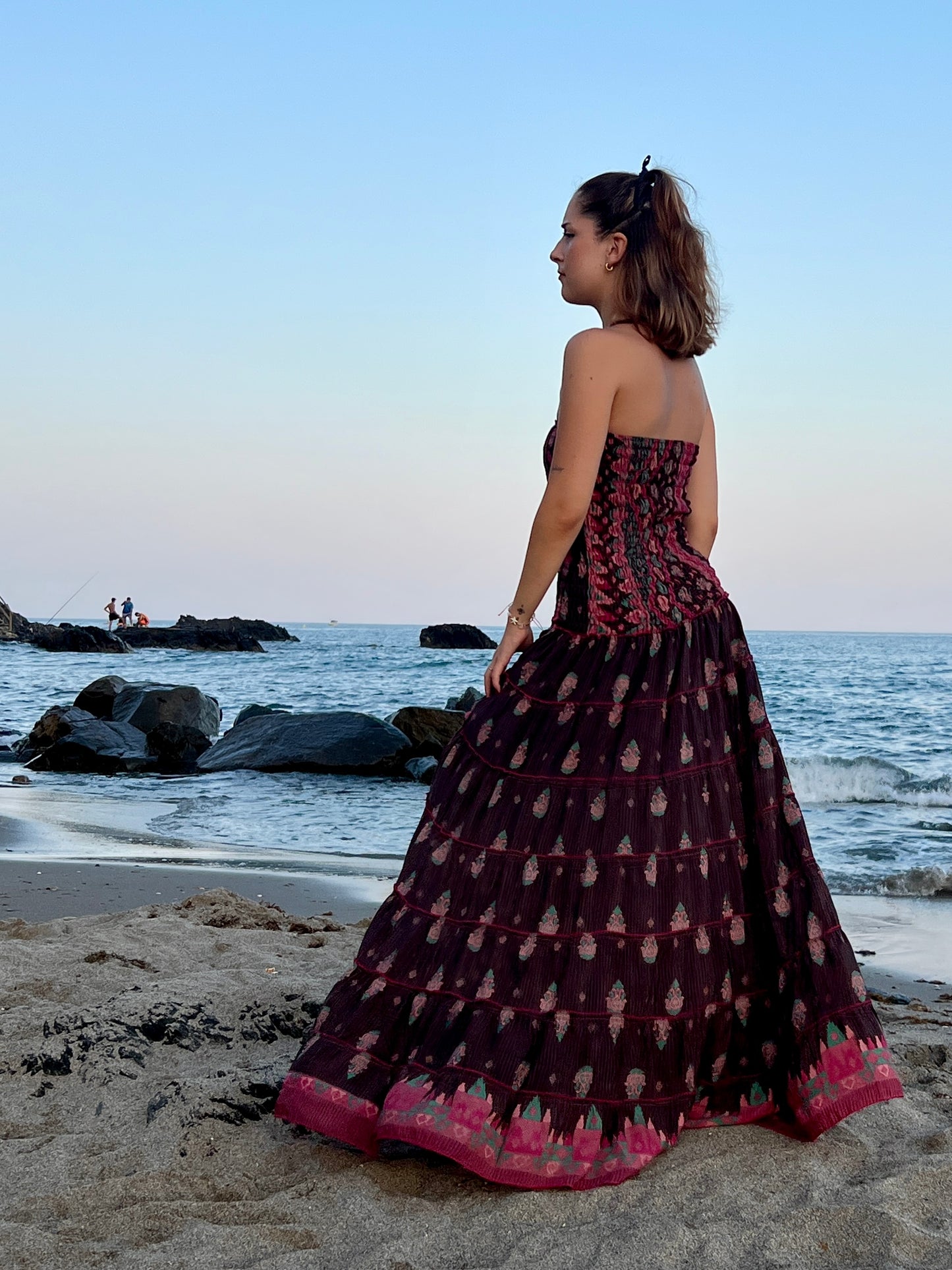 Vestido palabra de honor en seda reciclada con estampado romántico