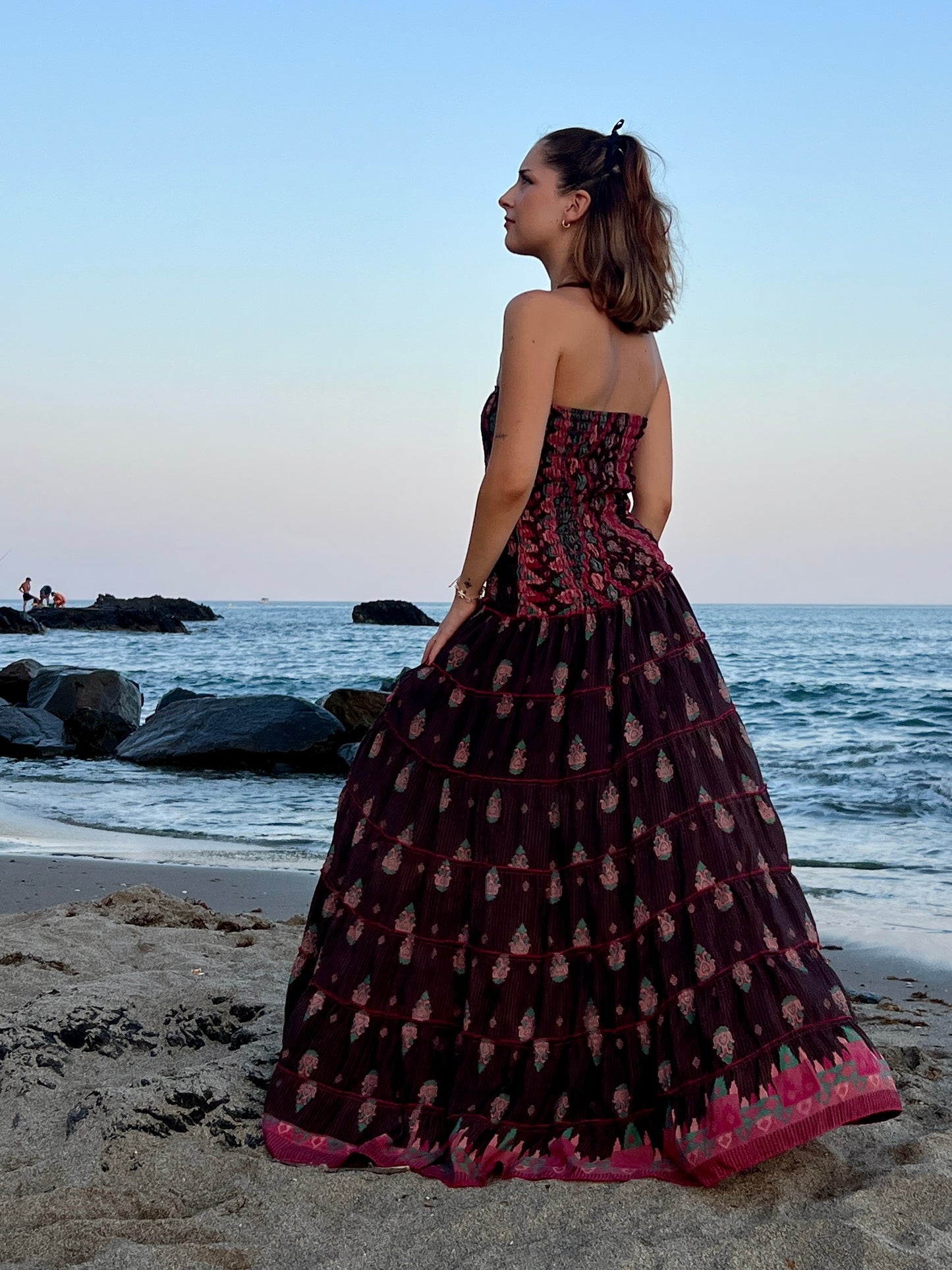 Vestido palabra de honor en seda reciclada con estampado romántico