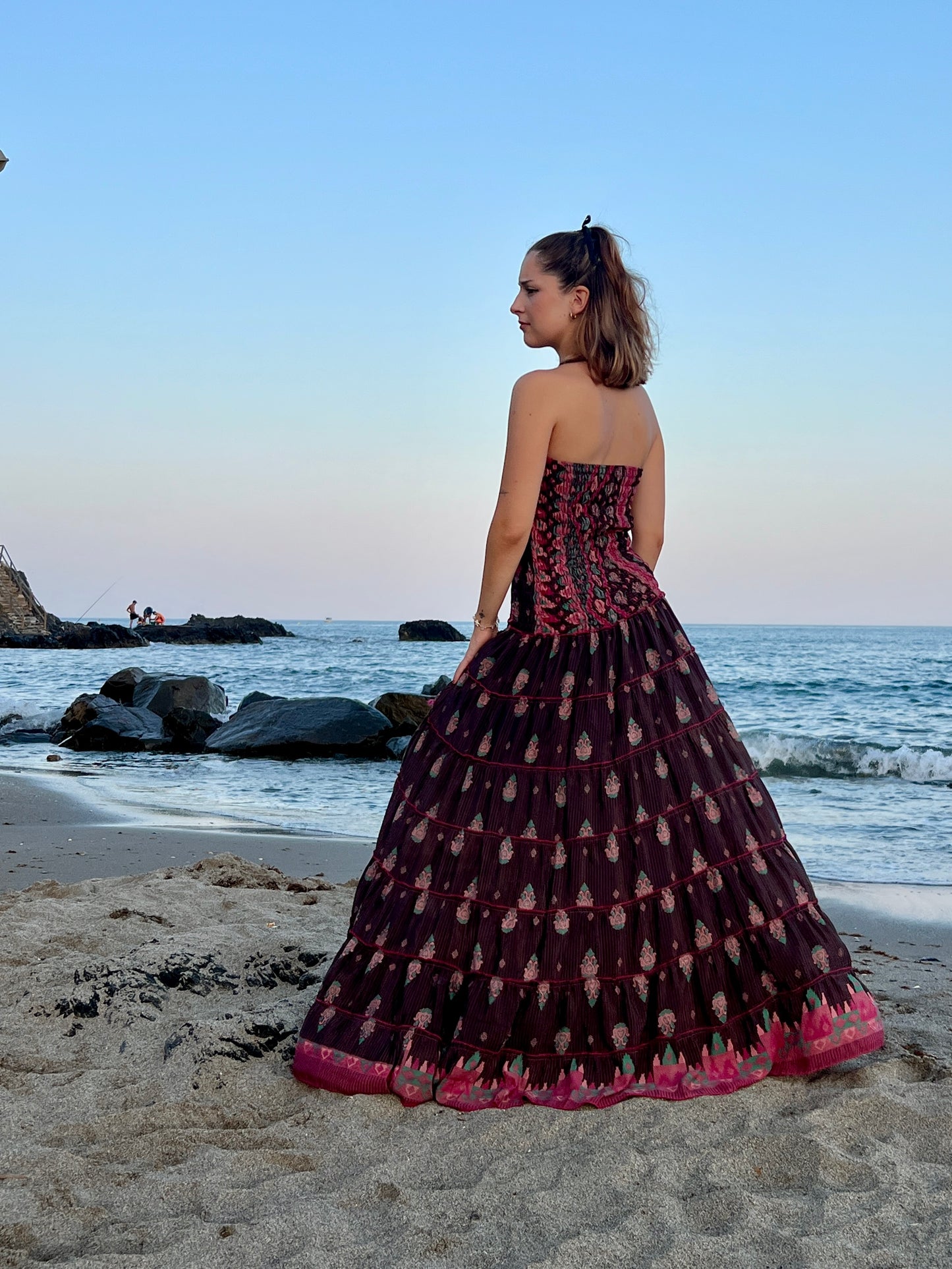 Vestido palabra de honor en seda reciclada con estampado romántico