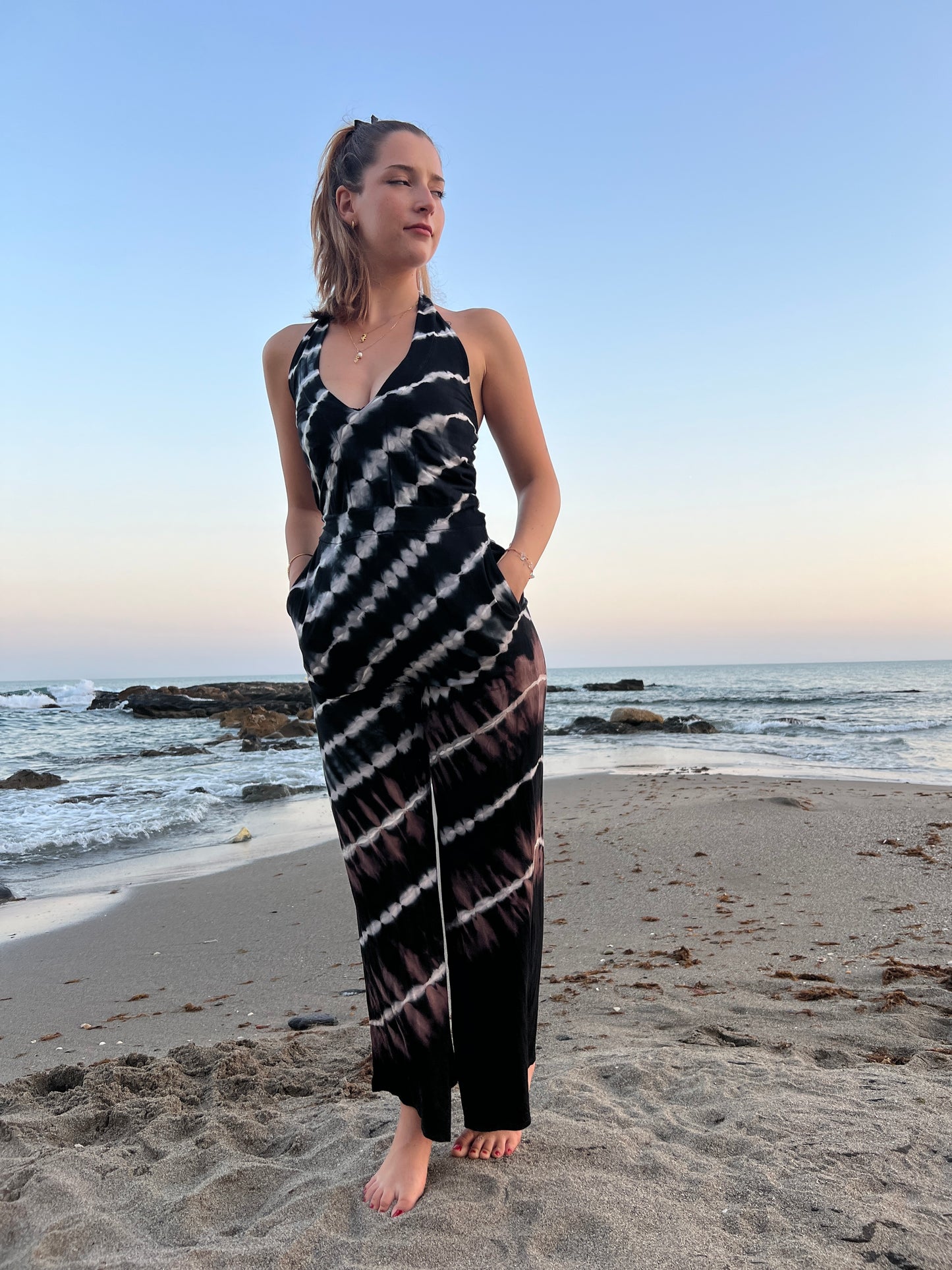 ⚫⚪ Mono “Ritmo Libre” — Largo en spandex teñido a mano en blanco y negro