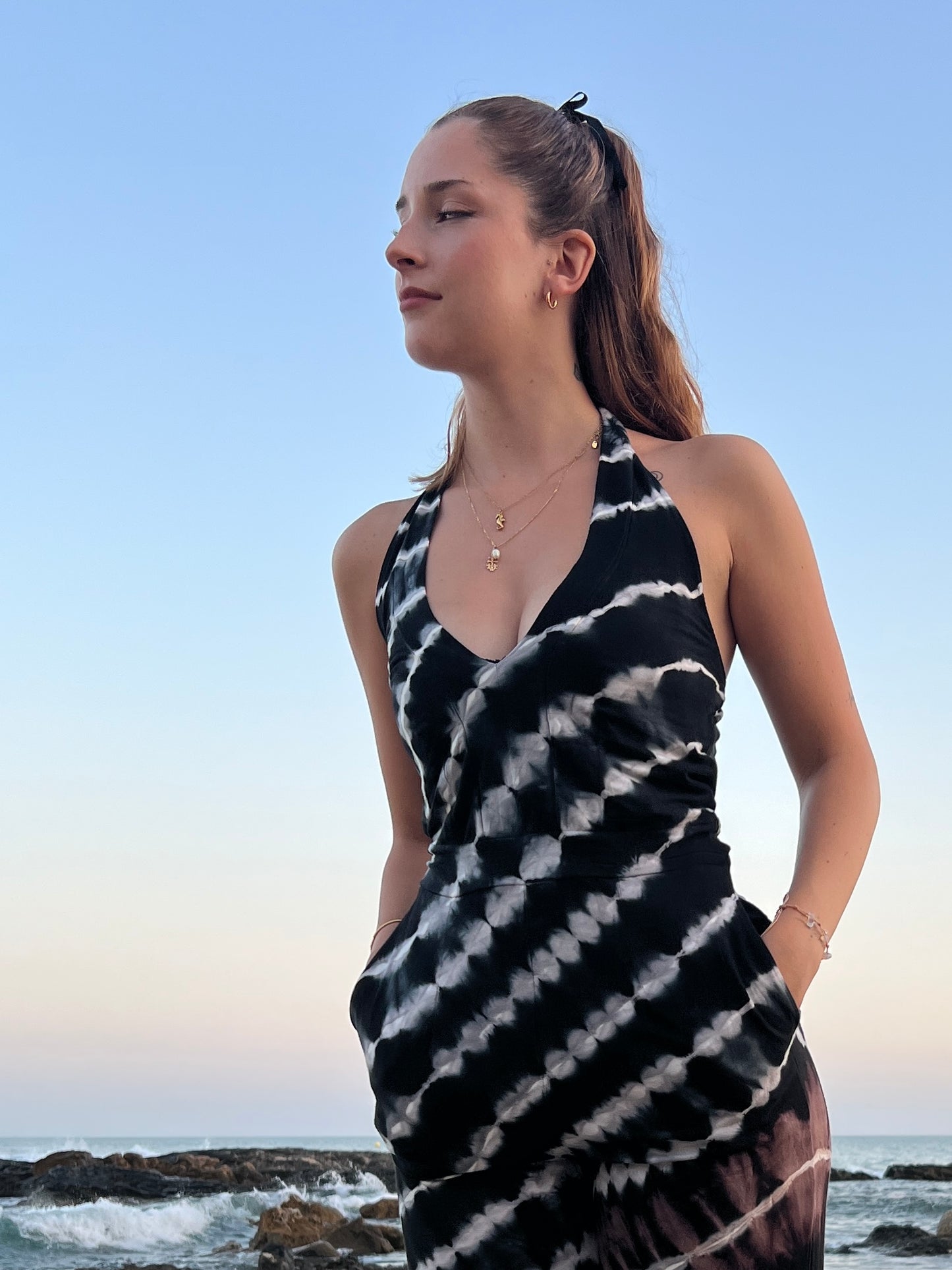 ⚫⚪ Mono “Ritmo Libre” — Largo en spandex teñido a mano en blanco y negro