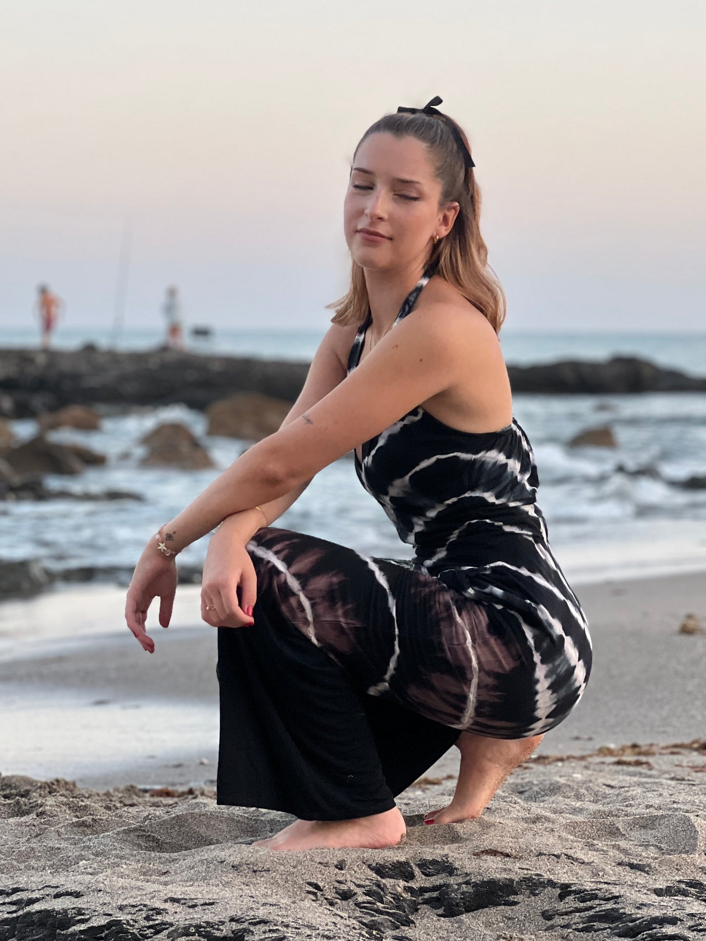 ⚫⚪ Mono “Ritmo Libre” — Largo en spandex teñido a mano en blanco y negro