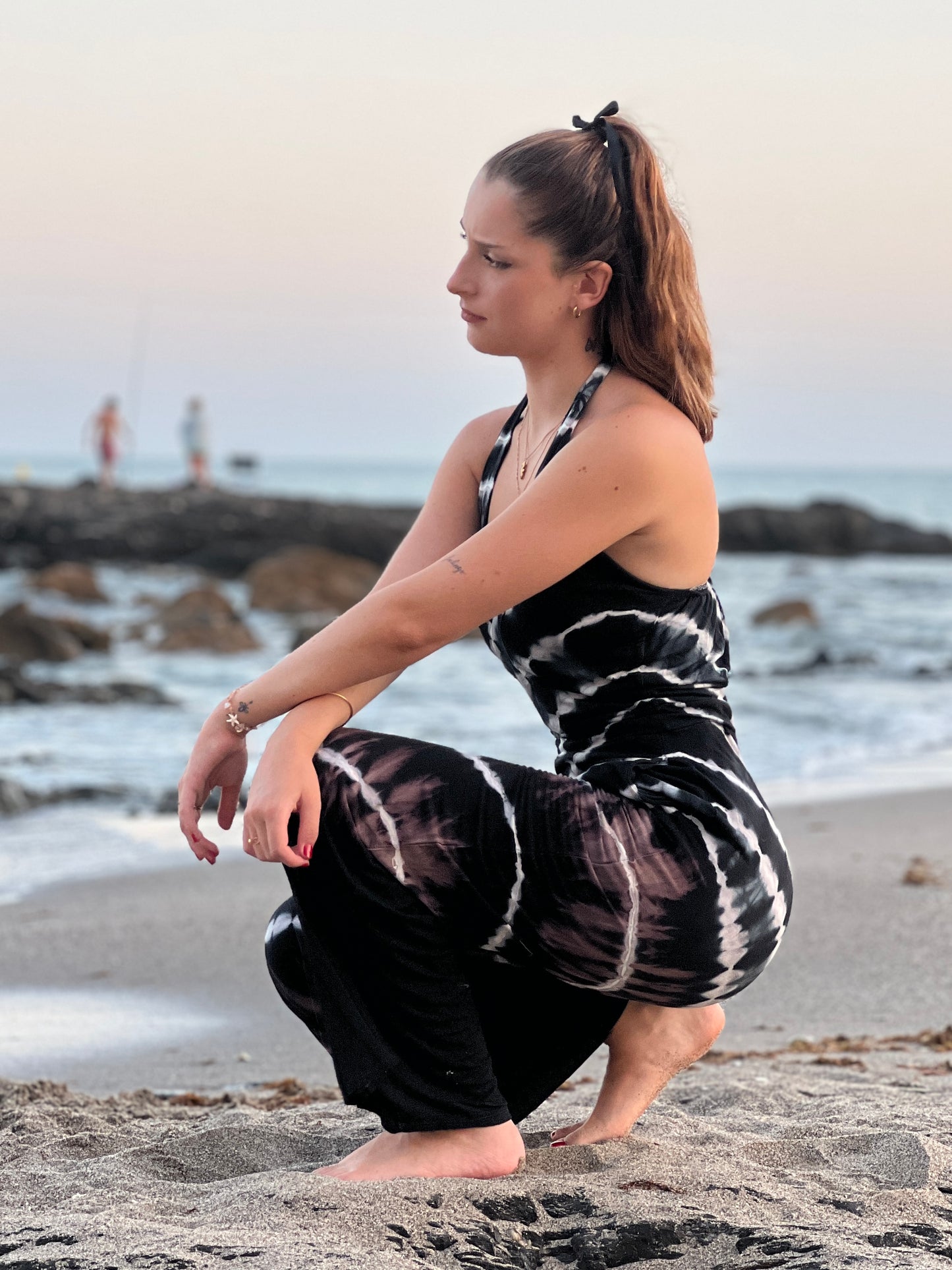 ⚫⚪ Mono “Ritmo Libre” — Largo en spandex teñido a mano en blanco y negro