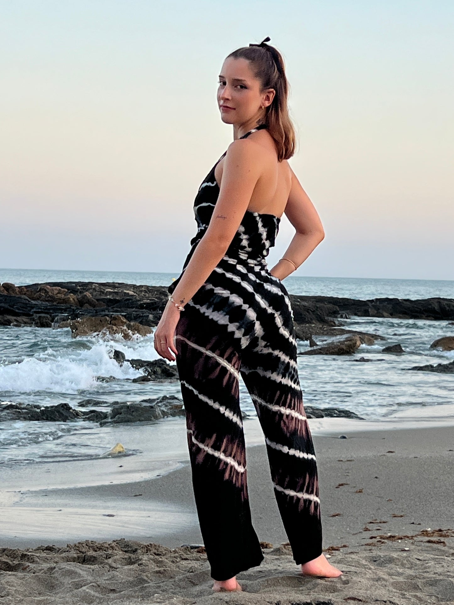 ⚫⚪ Mono “Ritmo Libre” — Largo en spandex teñido a mano en blanco y negro