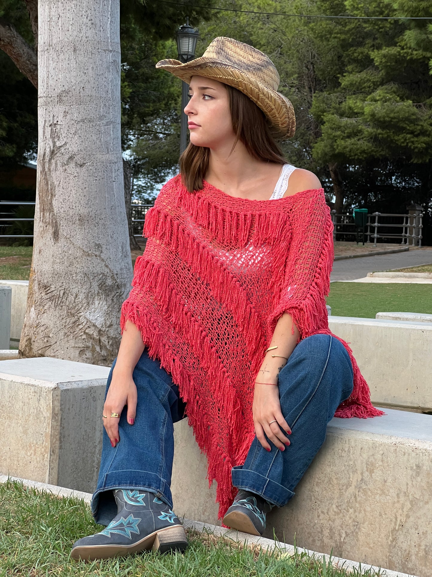 Poncho Calado con Flecos – Estilo Boho Chic