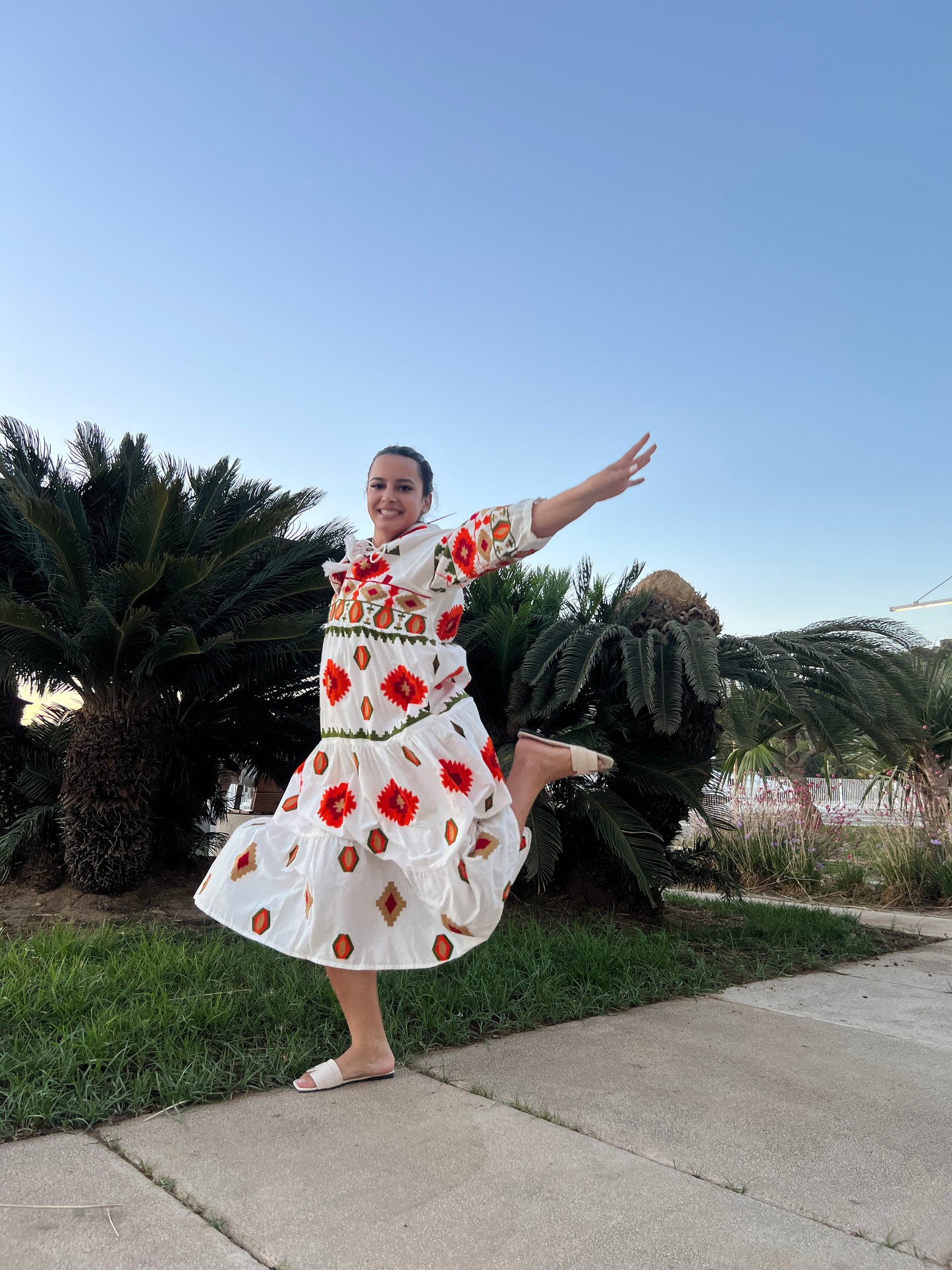 Vestido de algodón grueso bordado, hecho en India con inspiración mexican