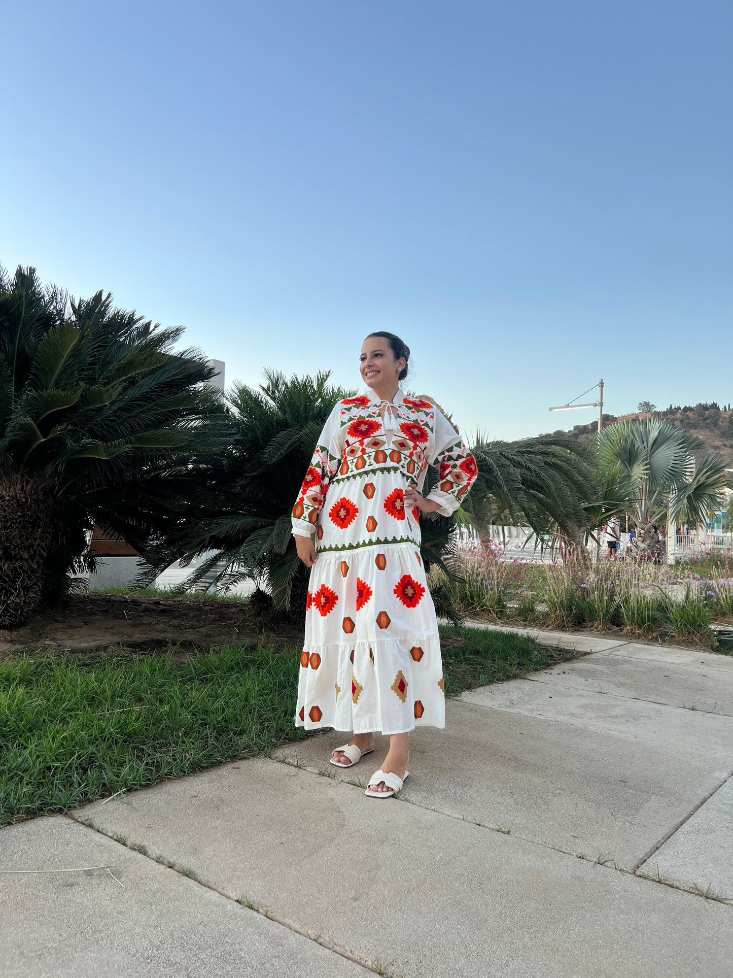 Vestido de algodón grueso bordado, hecho en India con inspiración mexican