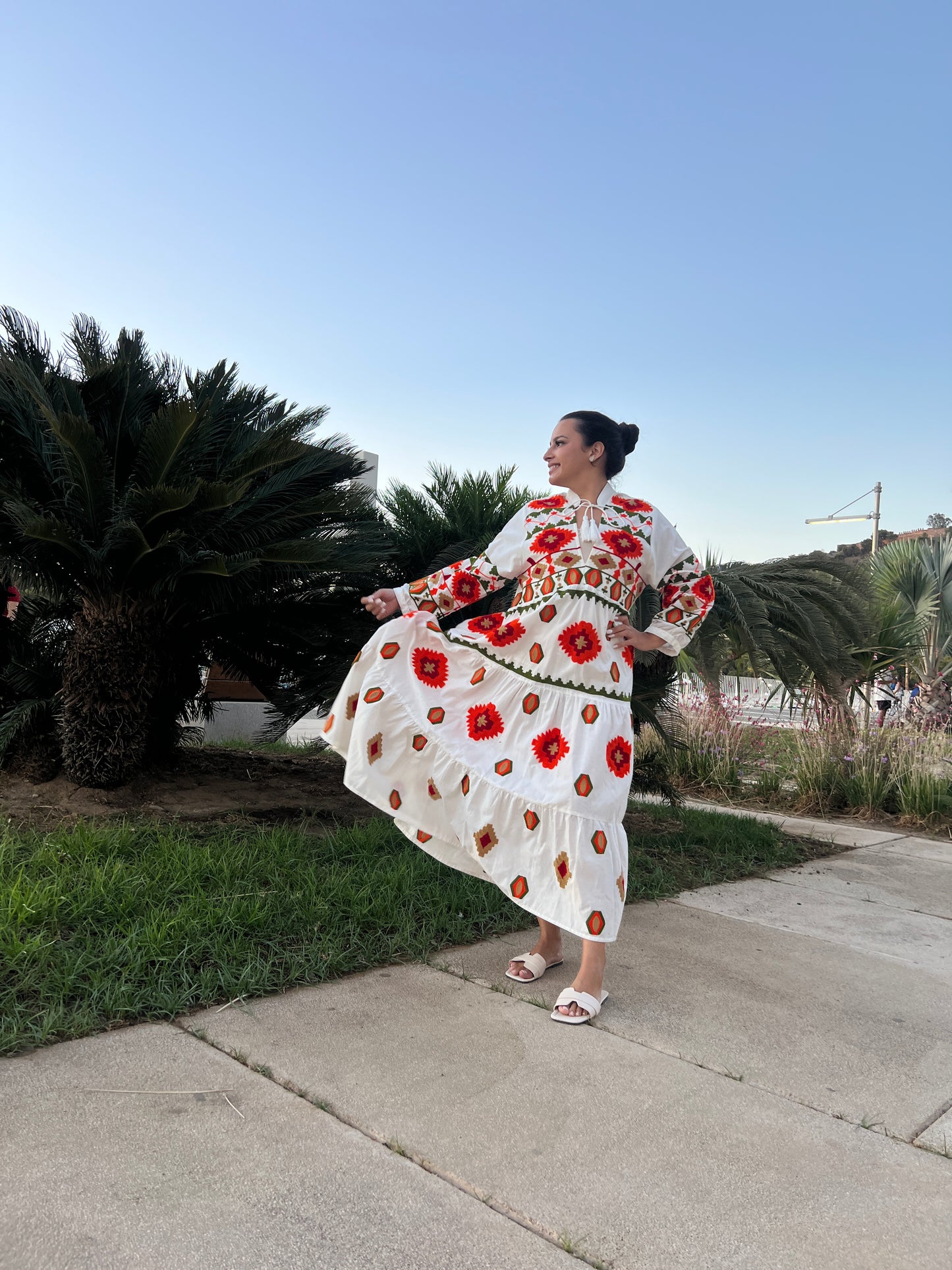 Vestido de algodón grueso bordado, hecho en India con inspiración mexican