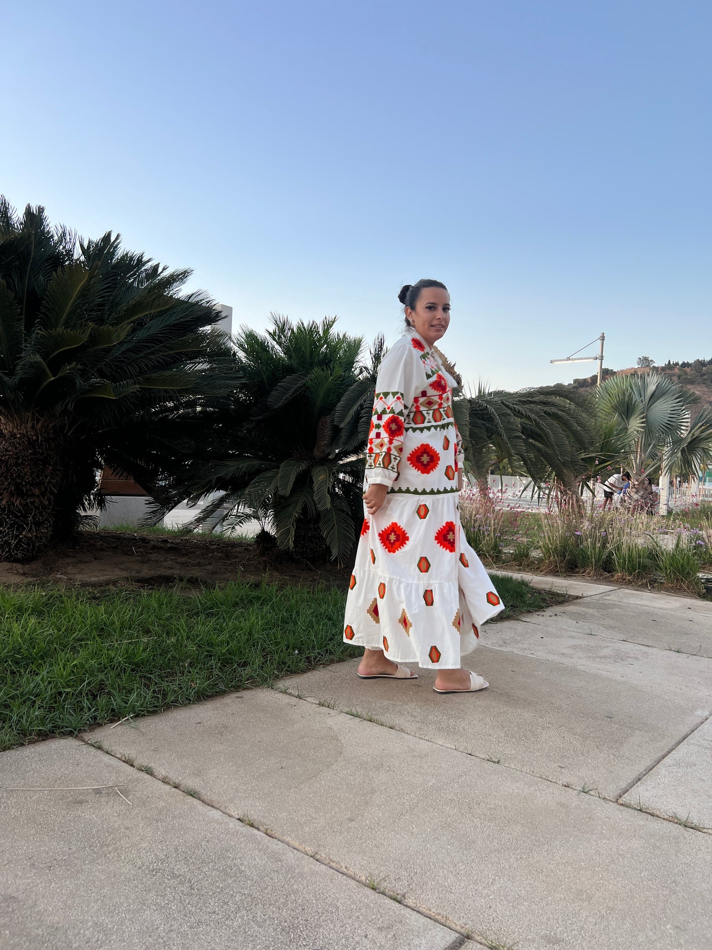 Vestido de algodón grueso bordado, hecho en India con inspiración mexican