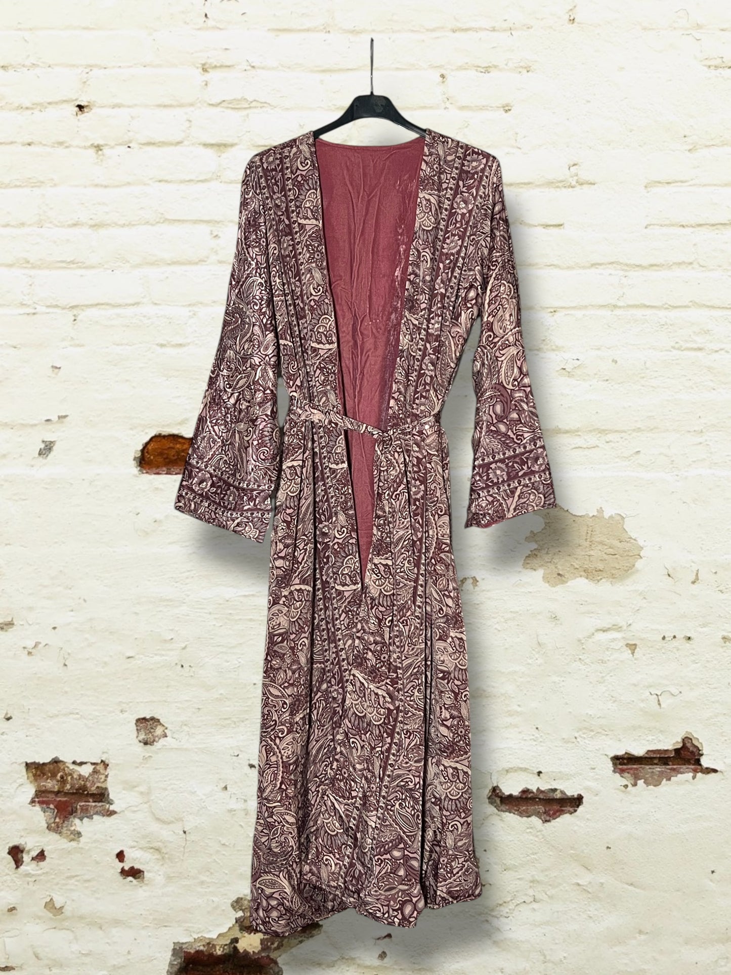 Kimono reversible de tercio pelo rosa y seda estampada