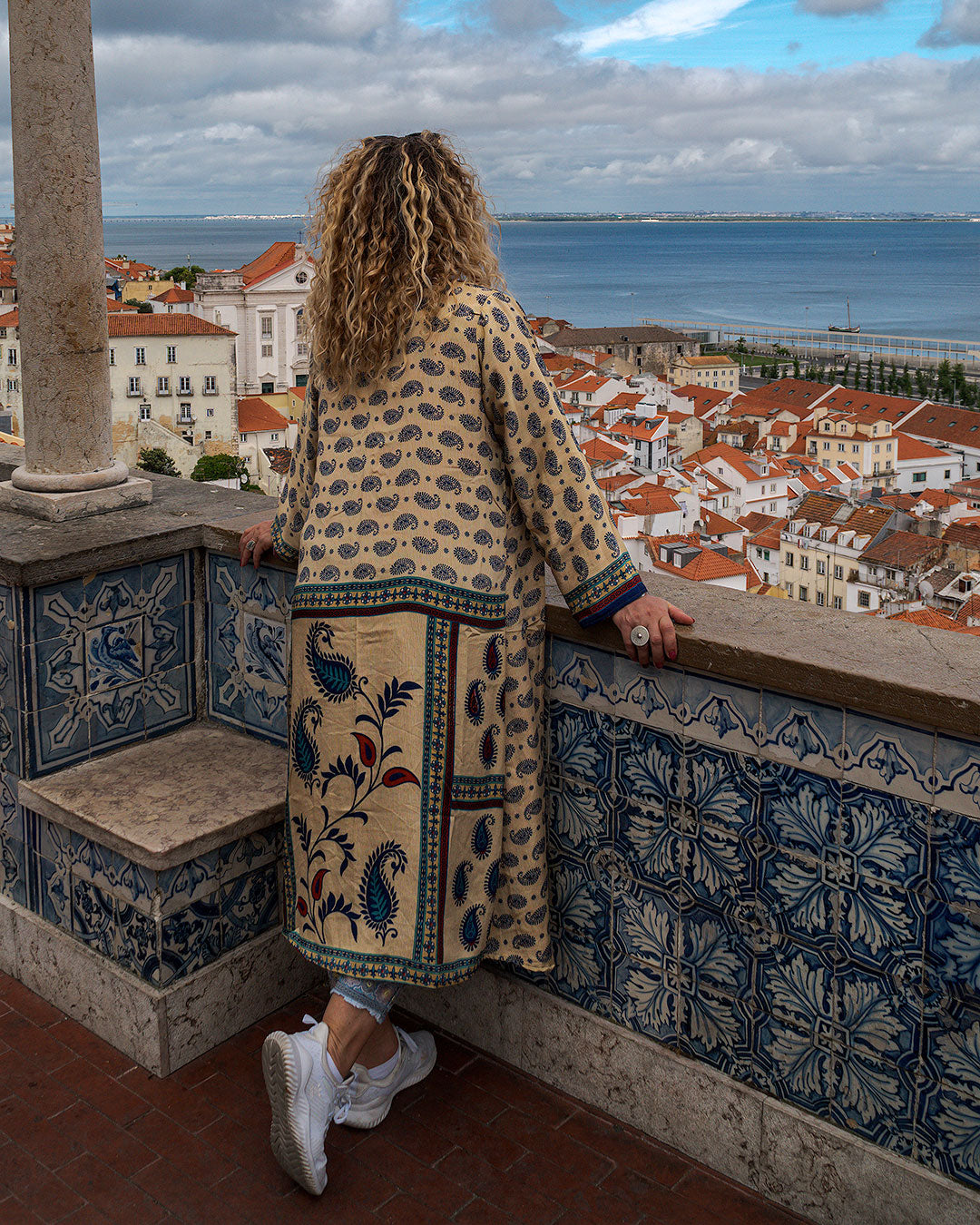 Descubre cómo usar un kimono reversible en tu día a día: como vestido, capa casual o pieza elegante de noche. 2 looks en 1, siempre con estilo.
