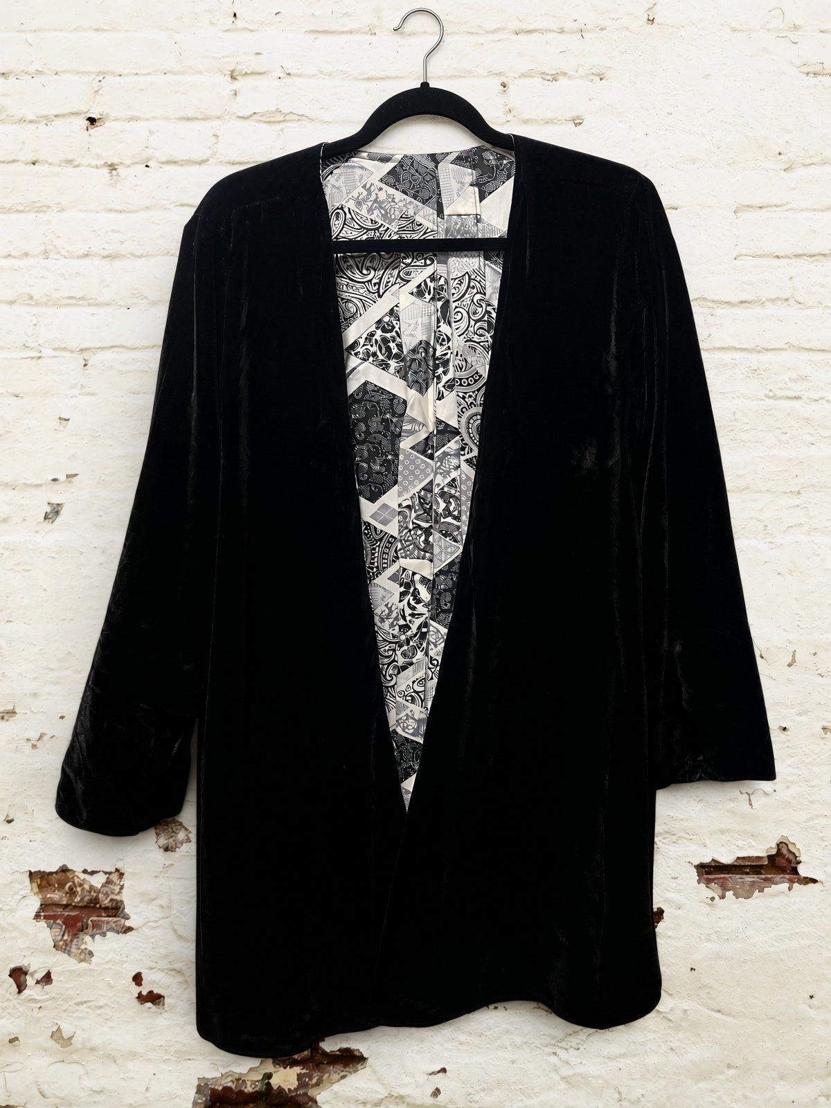 Kimono Corto Reversible – Terciopelo Negro & Seda Estampada