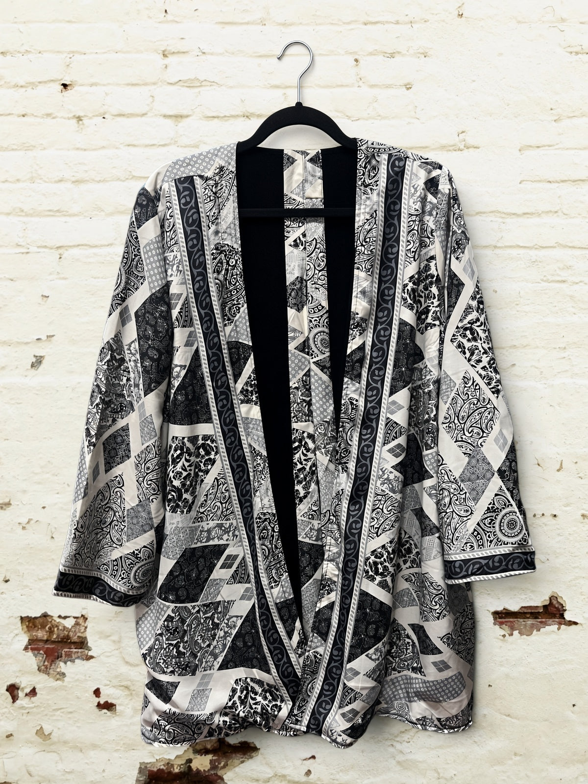 Kimono Corto Reversible – Terciopelo Negro & Seda Estampada
