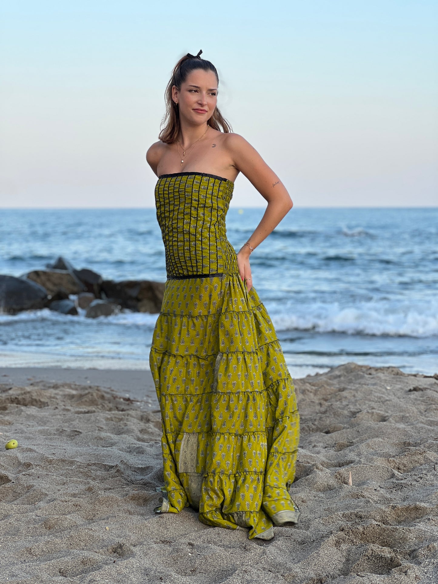 Vestido palabra de honor en seda reciclada con estampado artístico