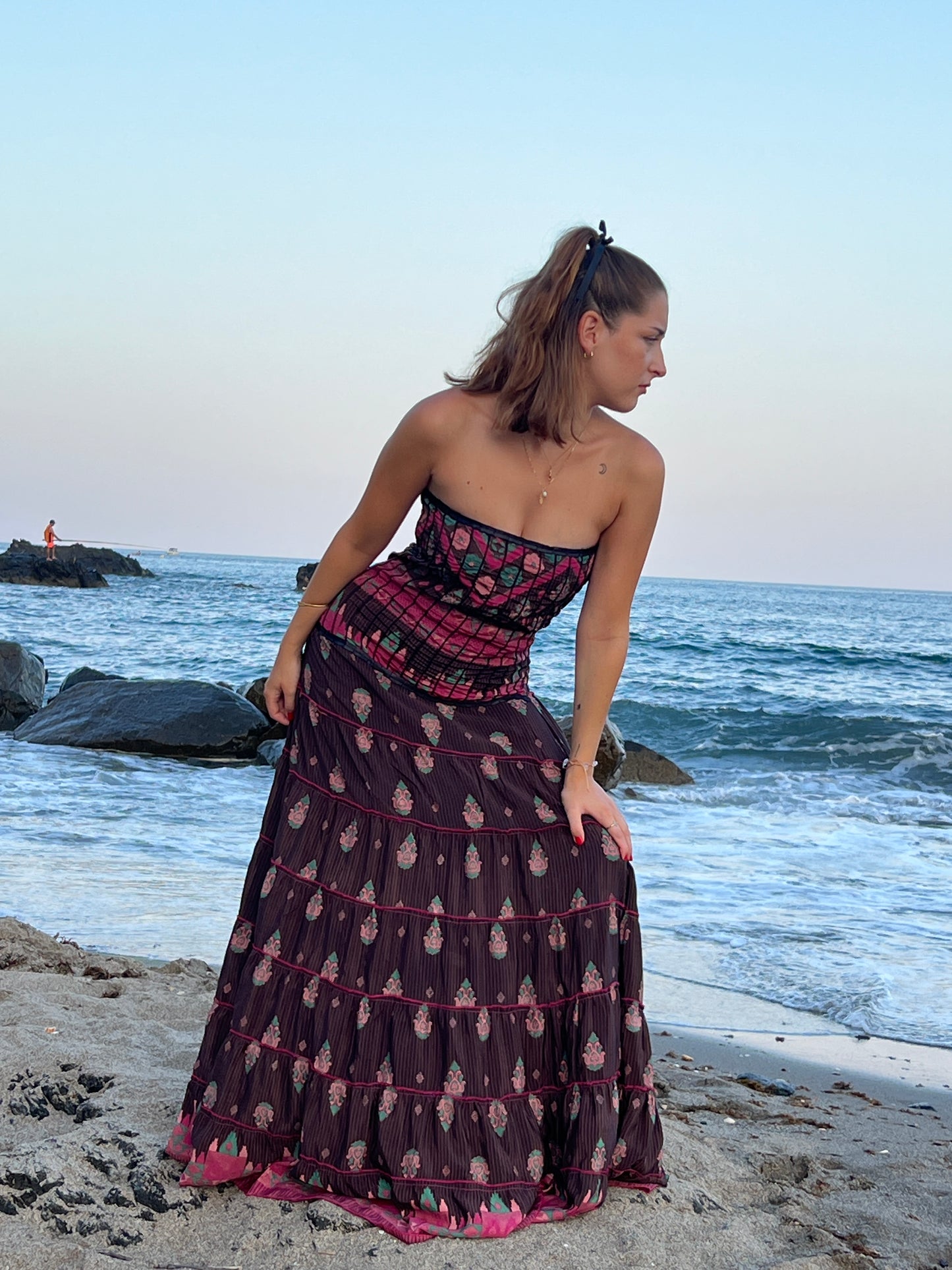Vestido palabra de honor en seda reciclada con estampado romántico
