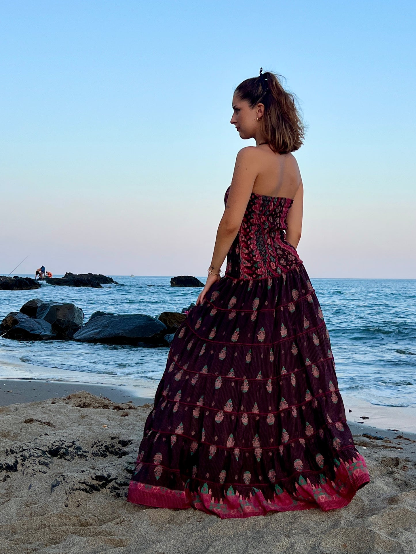 Vestido palabra de honor en seda reciclada con estampado romántico