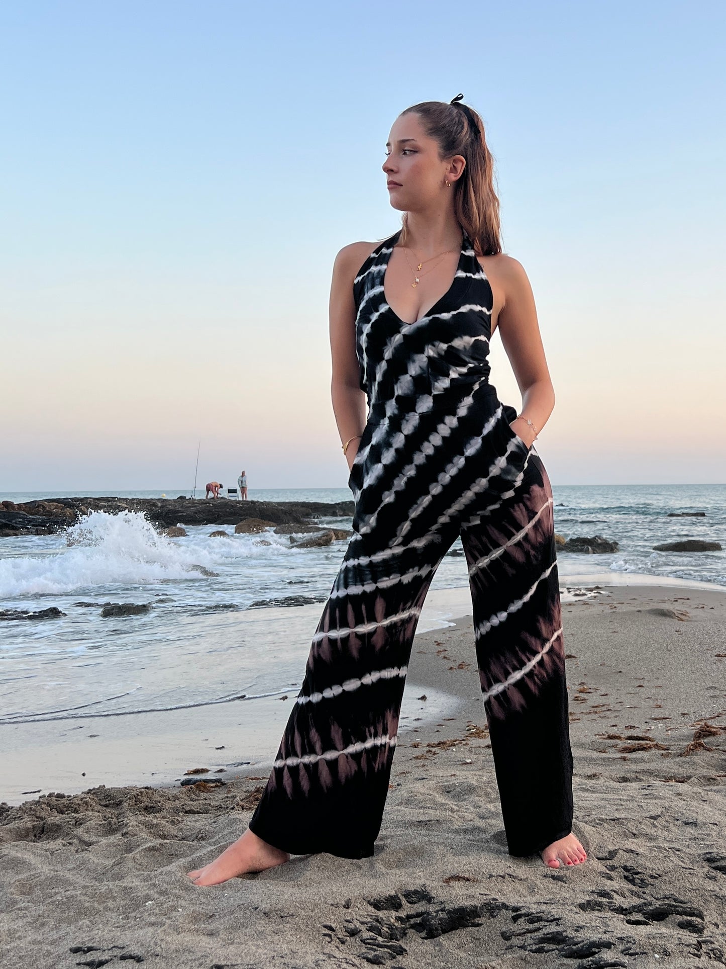 ⚫⚪ Mono “Ritmo Libre” — Largo en spandex teñido a mano en blanco y negro