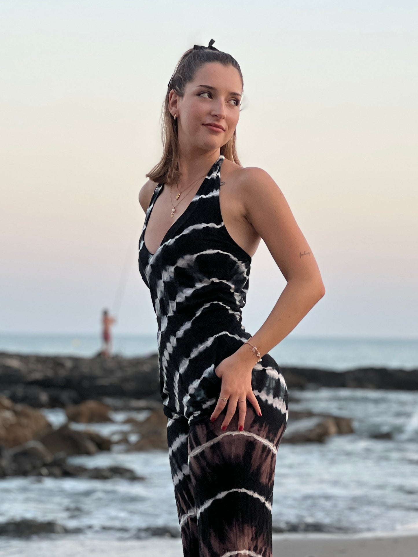 ⚫⚪ Mono “Ritmo Libre” — Largo en spandex teñido a mano en blanco y negro