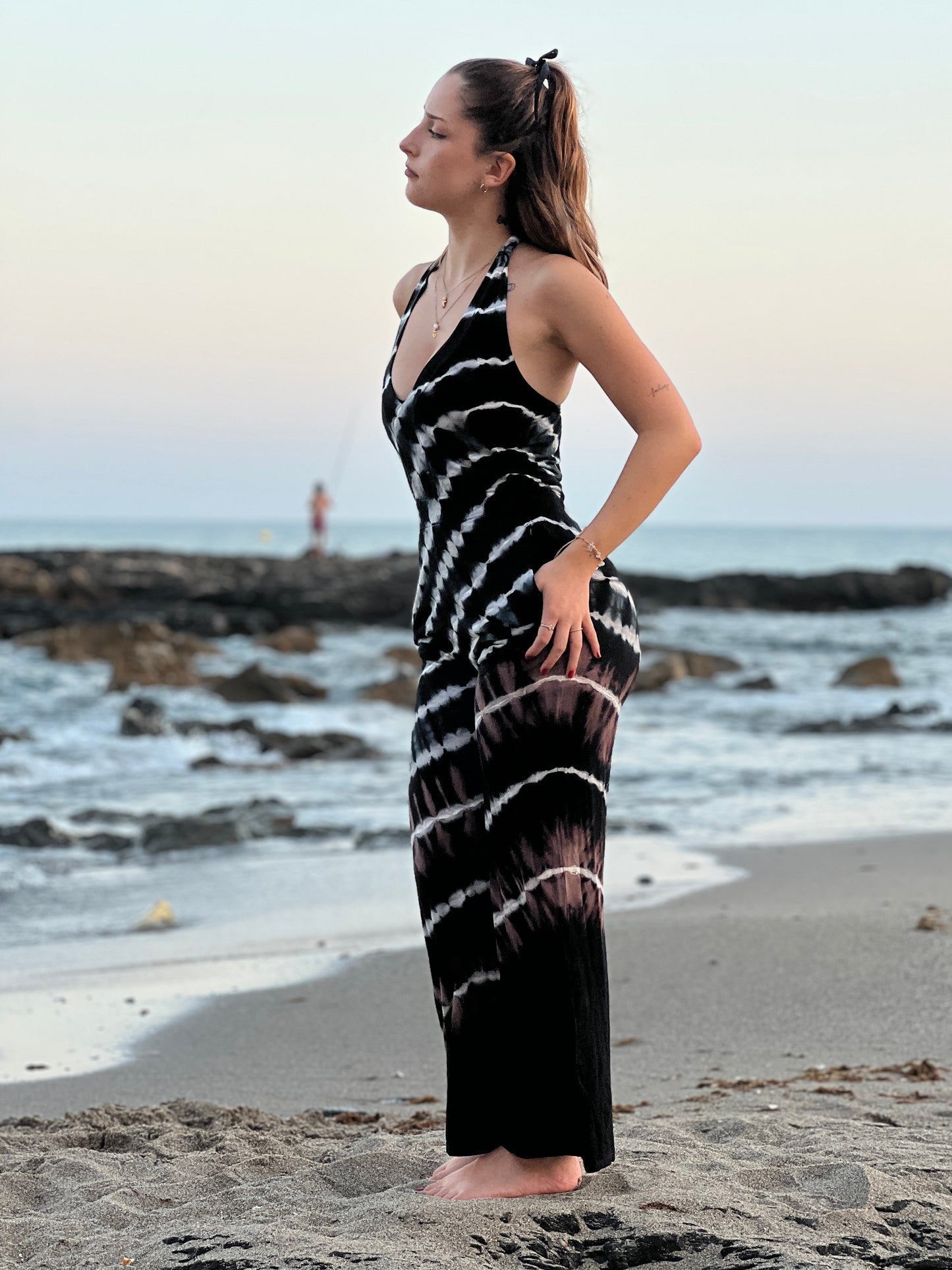 ⚫⚪ Mono “Ritmo Libre” — Largo en spandex teñido a mano en blanco y negro