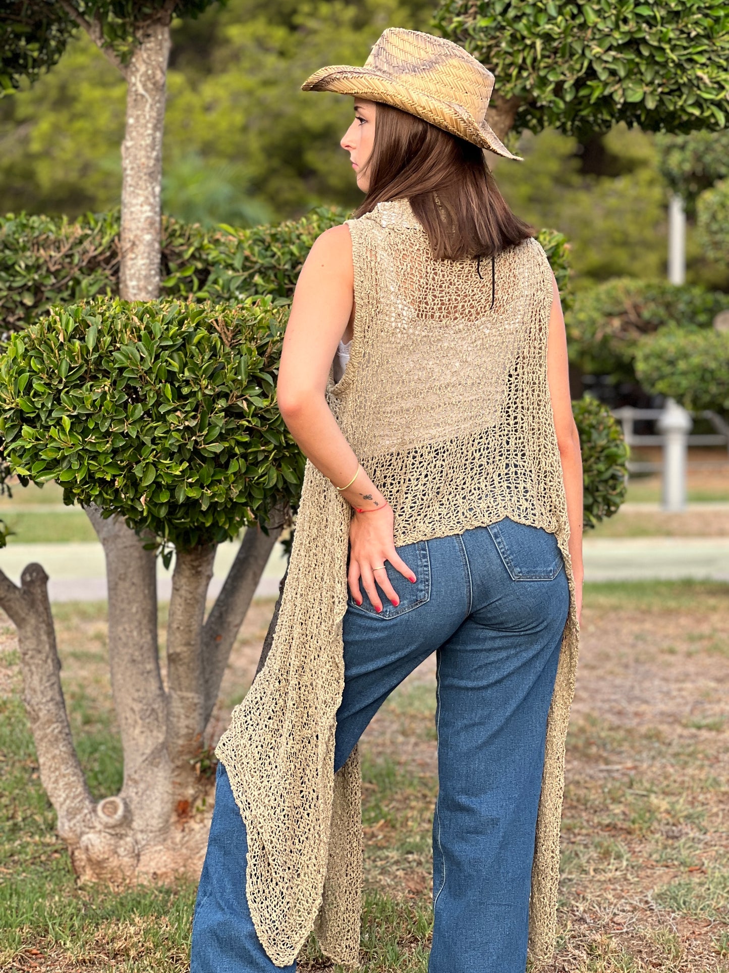 Chaleco Asimétrico de Punto – Hecho a Mano en Indonesia