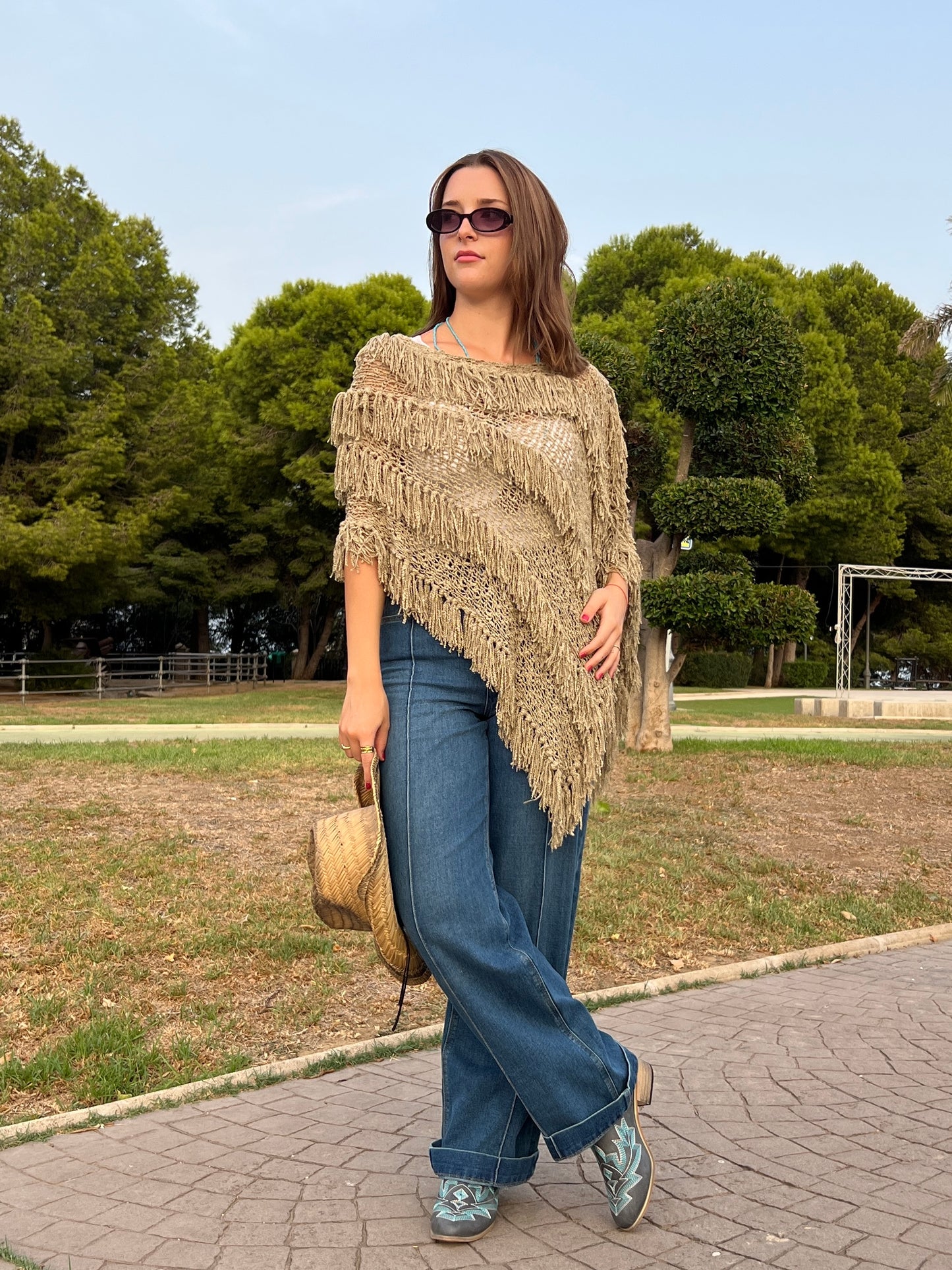 Poncho Calado con Flecos – Estilo Boho Chic