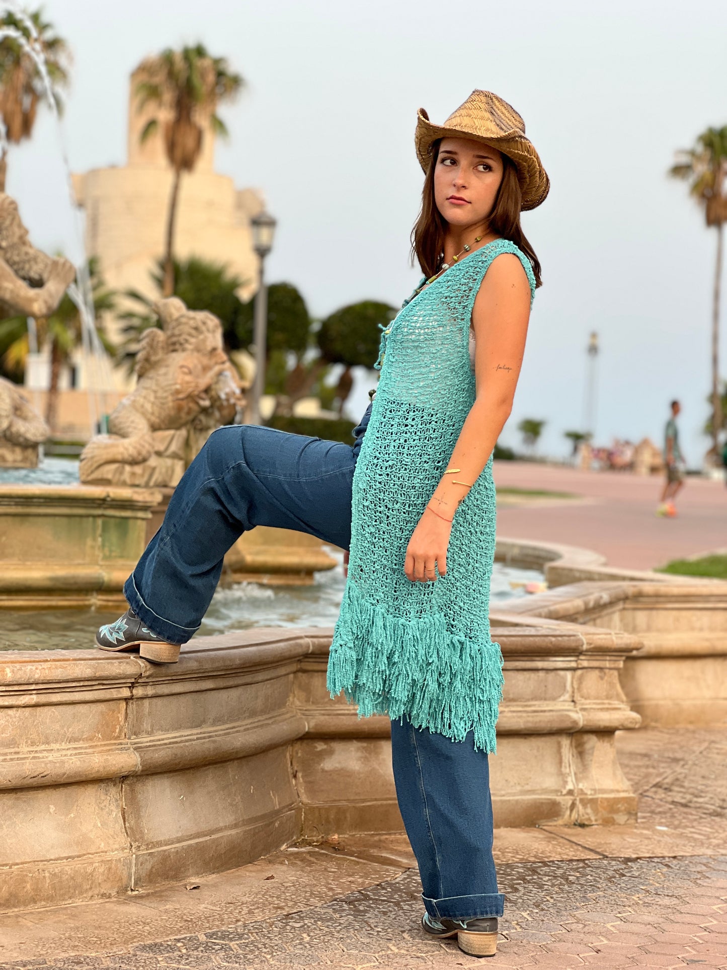 Chaleco de Punto con Flecos – Estilo Boho Chic