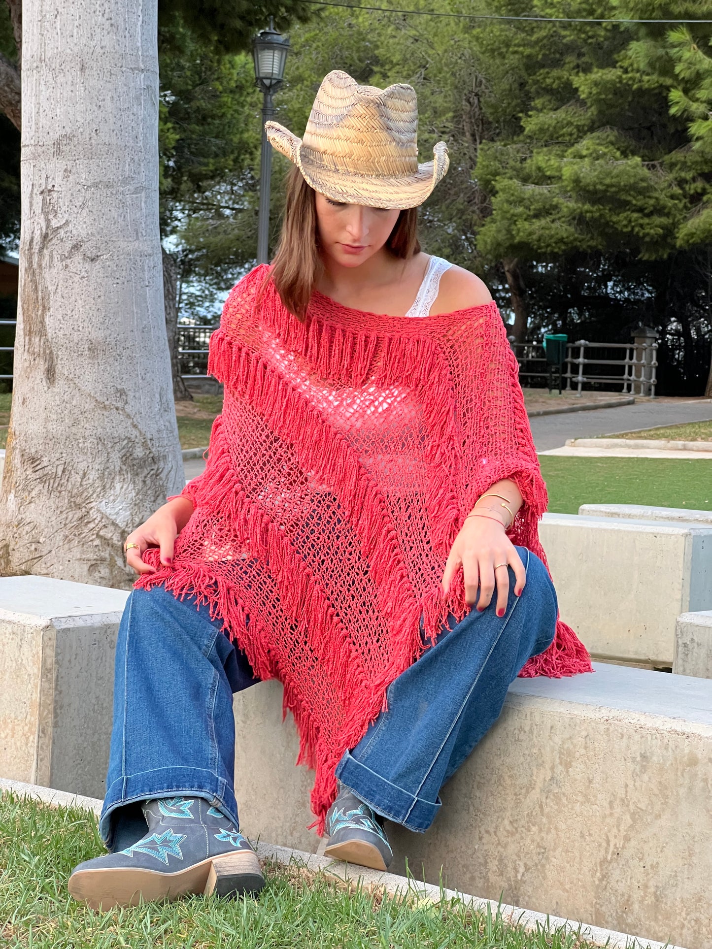 Poncho Calado con Flecos – Estilo Boho Chic