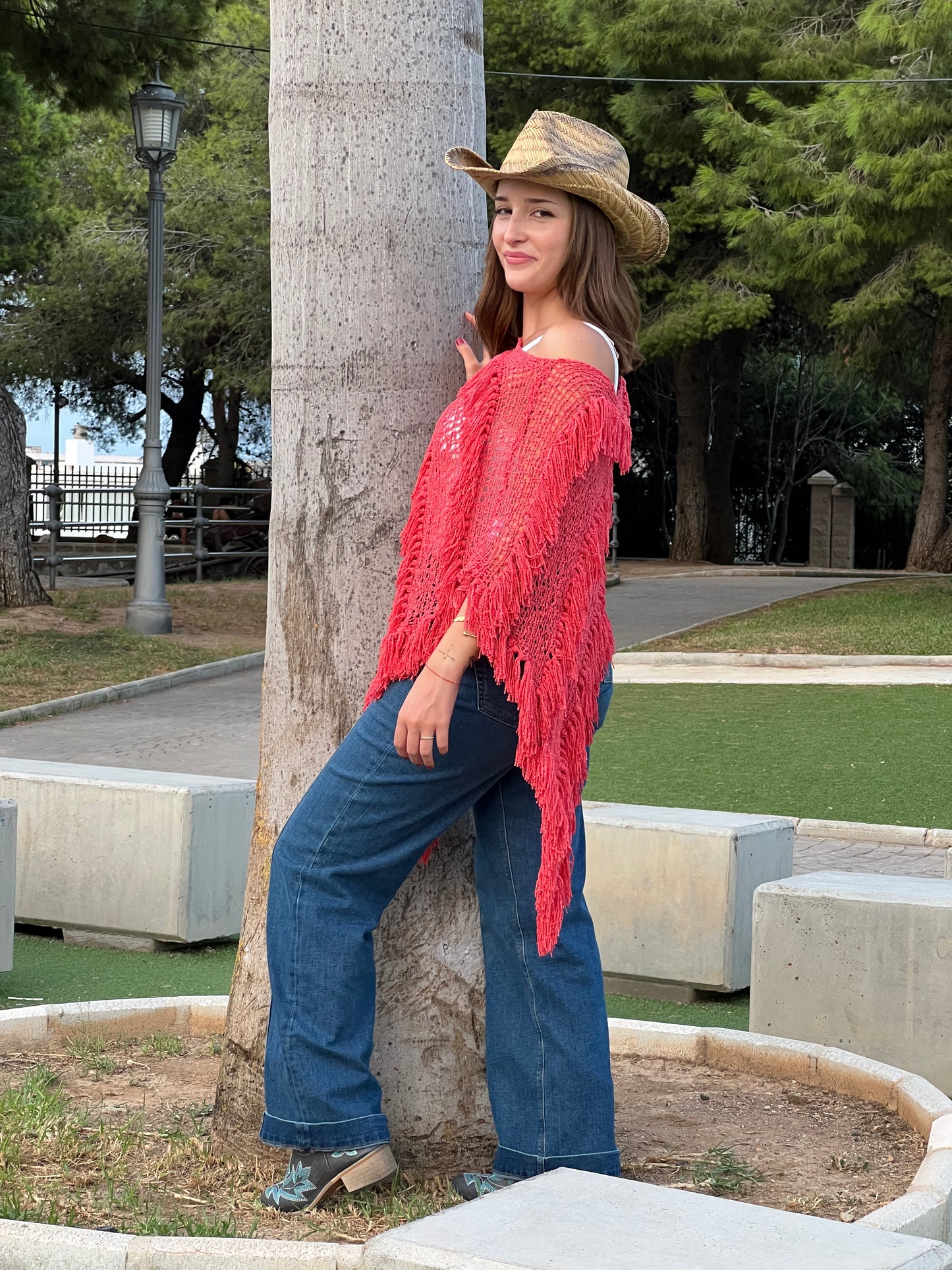 Poncho Calado con Flecos – Estilo Boho Chic