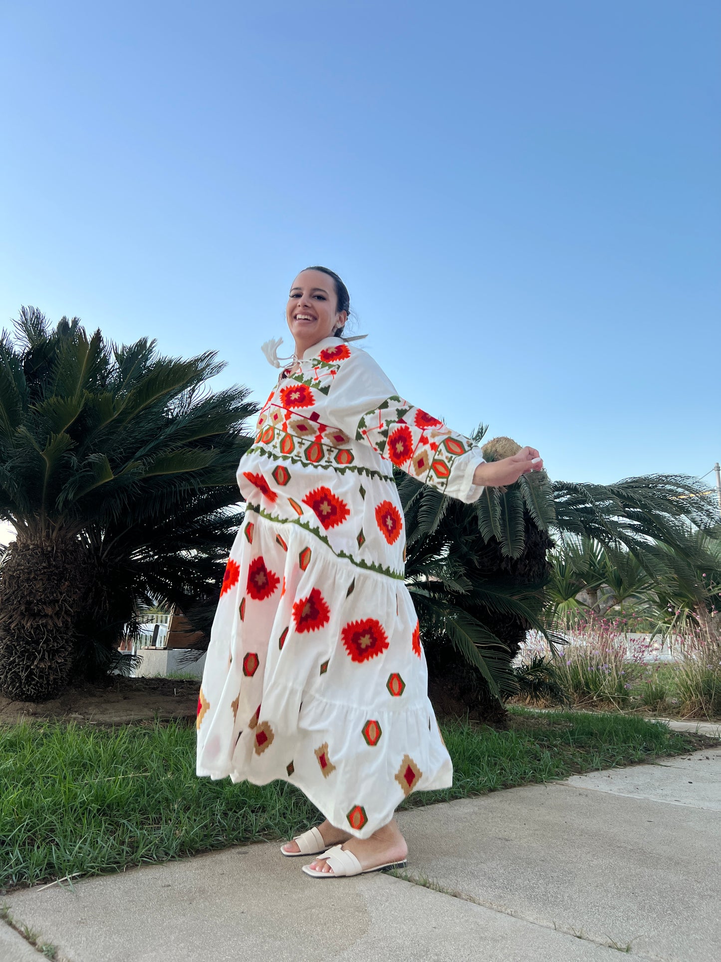 Vestido de algodón grueso bordado, hecho en India con inspiración mexican