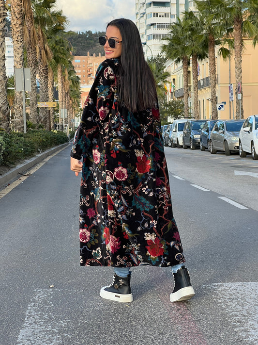 Abrigo modelo kimono elaborado con terciopelo de algodón estampado
