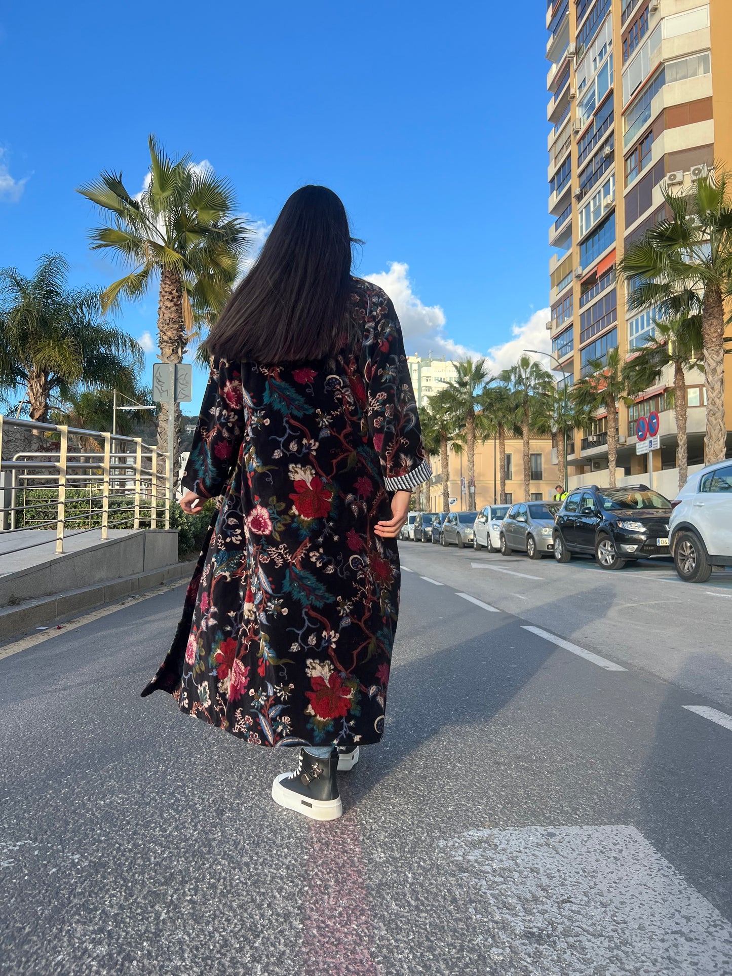 Abrigo modelo kimono elaborado con terciopelo de algodón estampado