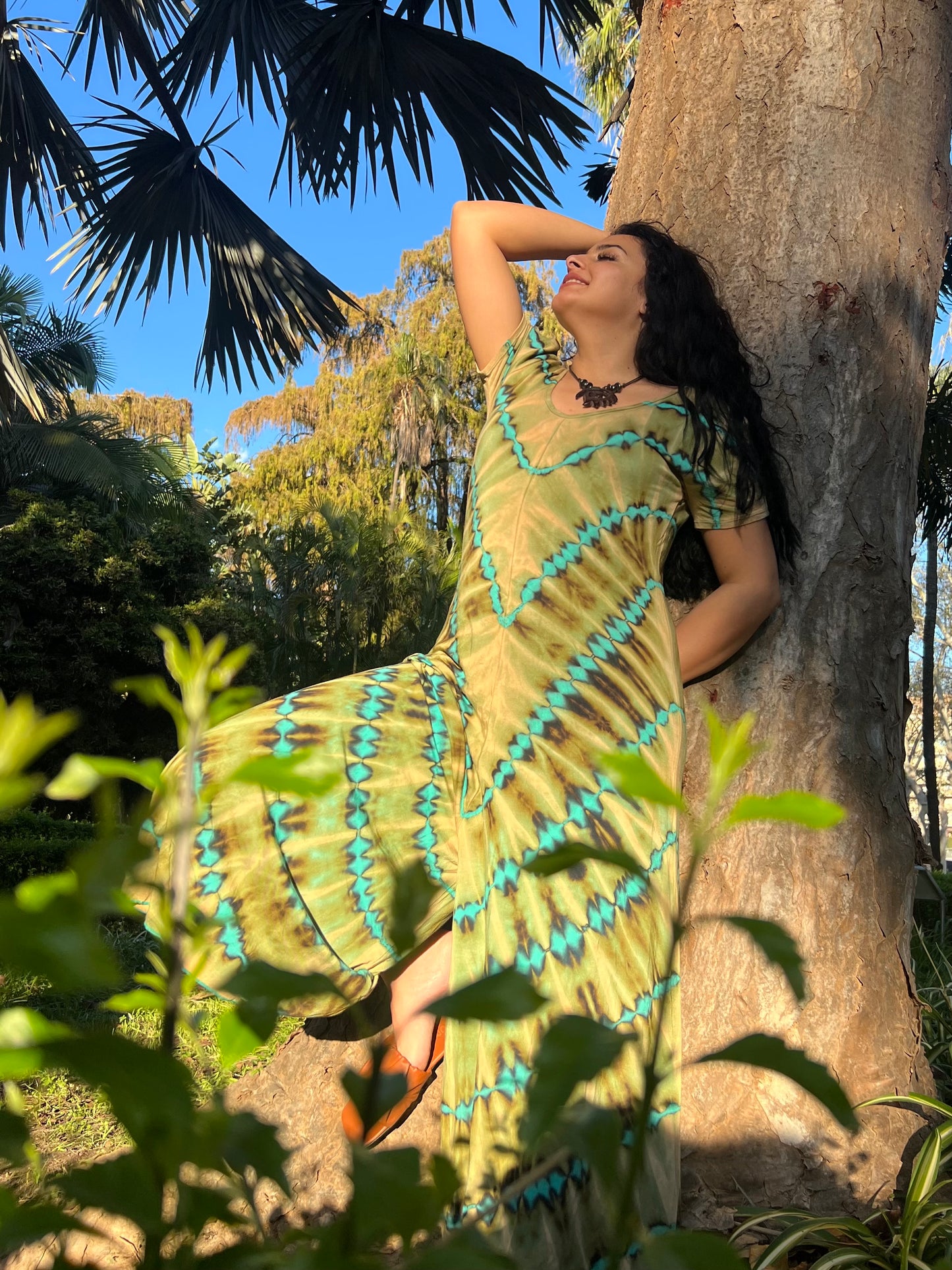 Mono Spandex teñido anudado.