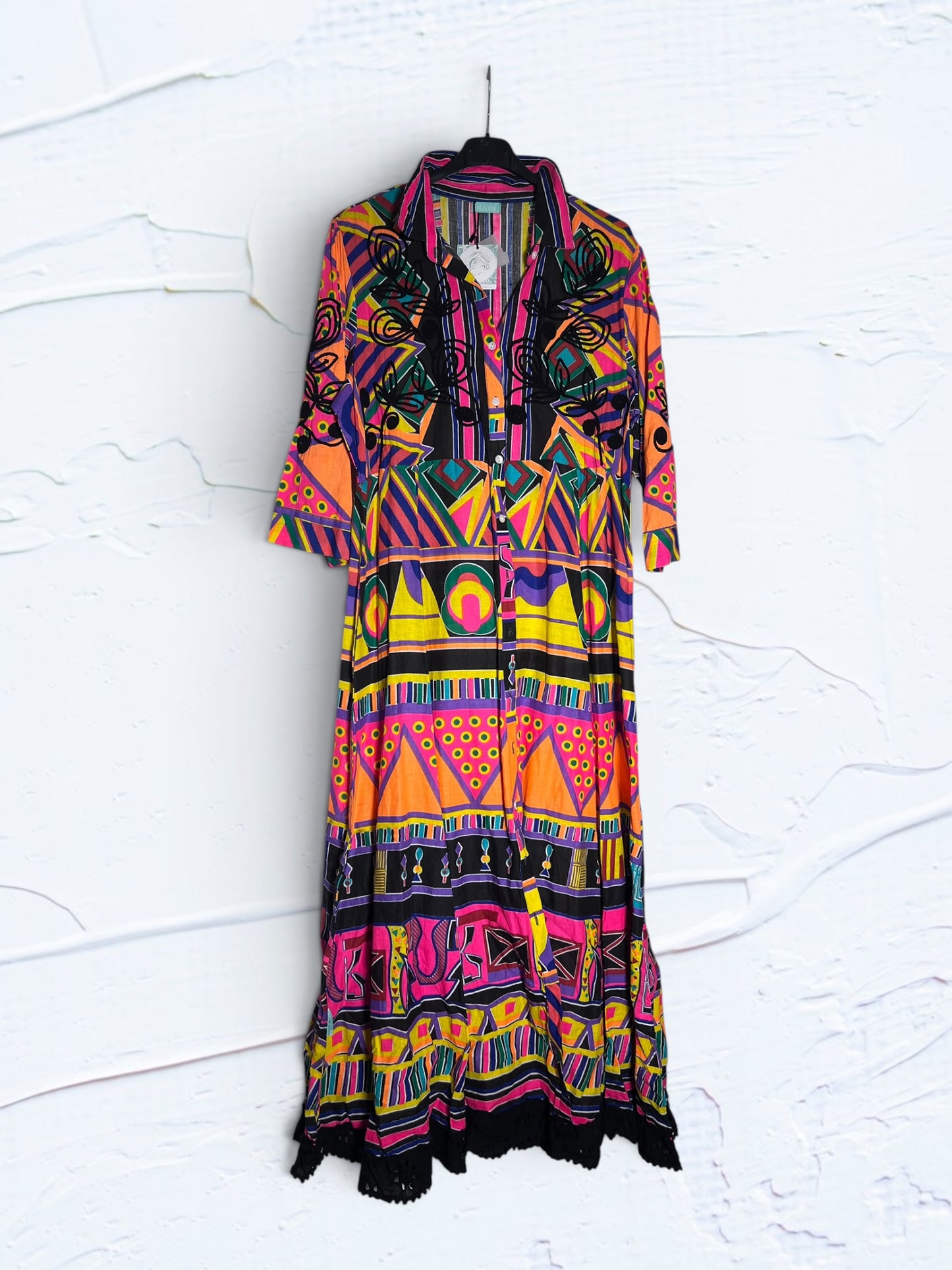 Vestido camisero 100% algodón estampado con bordados negros
